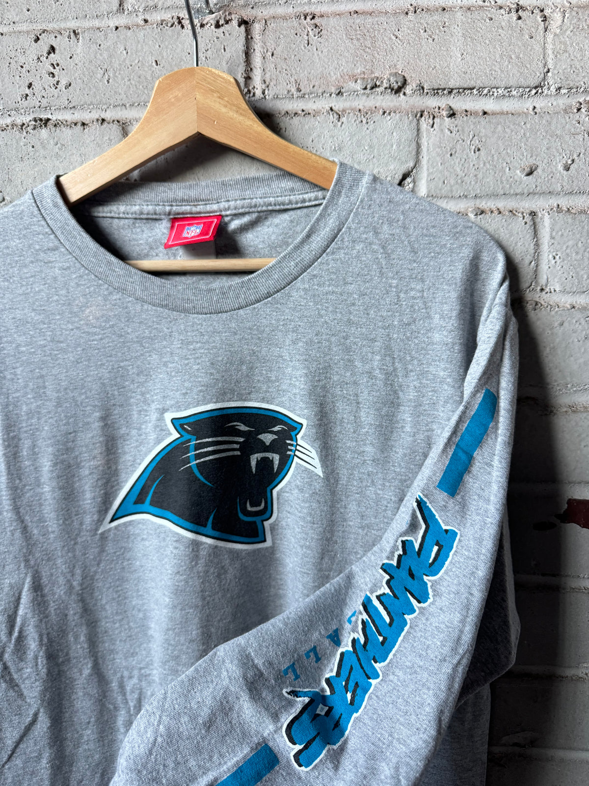 00’s Carolina Panthers Vintage Grey NFL Cat Scratch Font Sleeve Print Tee (Medium)