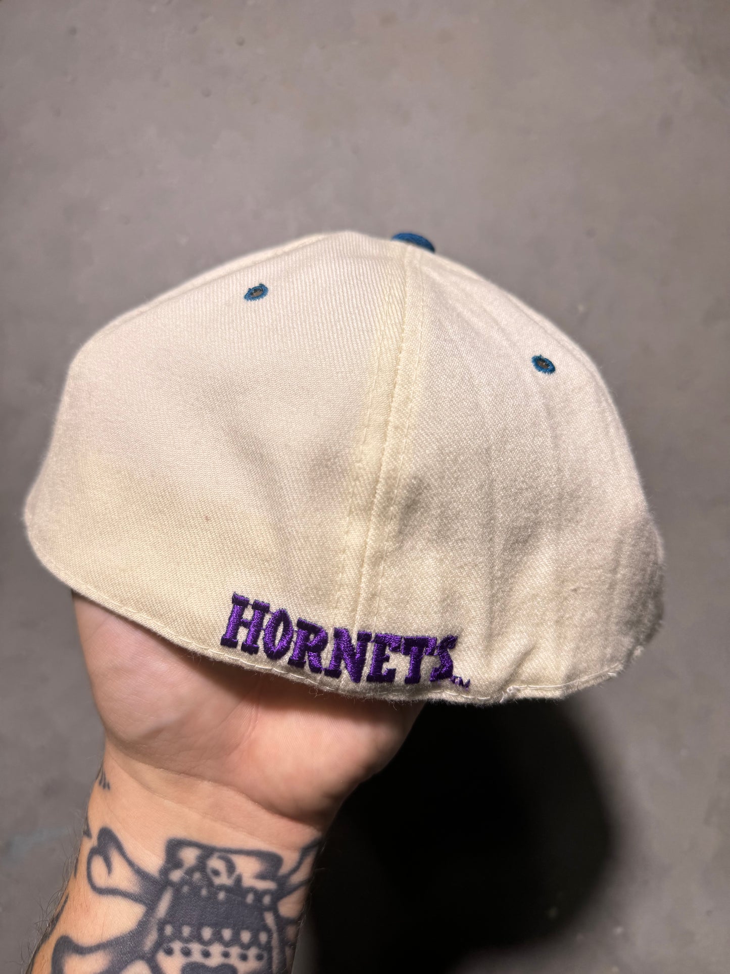 90’s Charlotte Hornets Vintage Cream Teal New Era NBA Fitted Hat (7 3/8)