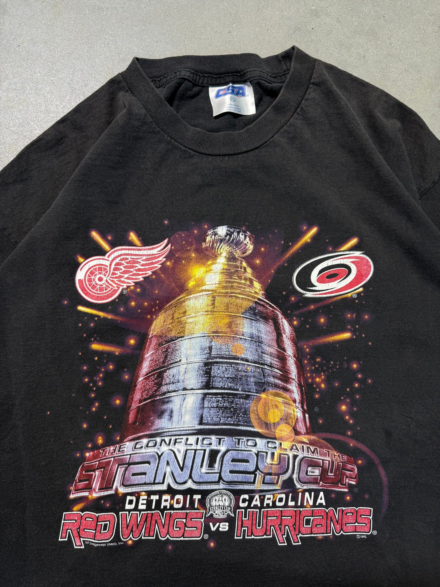 2002 Carolina Hurricanes vs. Detroit Red Wings NHL Stanley Cup Finals Vintage Hockey Tee (XXL)
