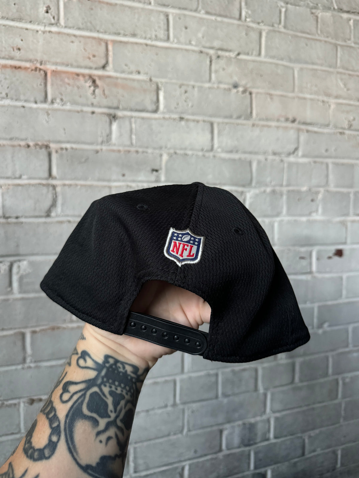 2021 Carolina Panthers Black Mesh New Era NFL Sideline Snapback Hat (OSFA)