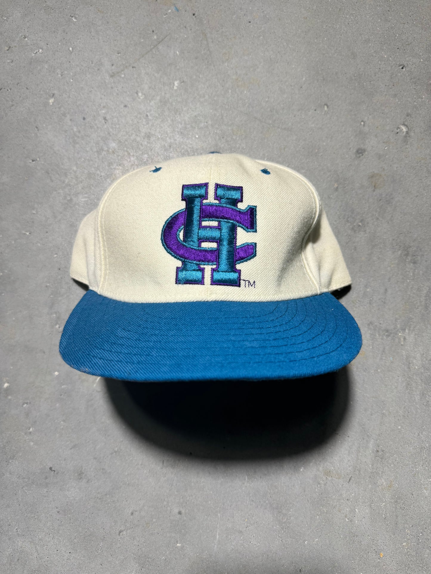 90’s Charlotte Hornets Vintage Cream Teal New Era NBA Fitted Hat (7 3/8)