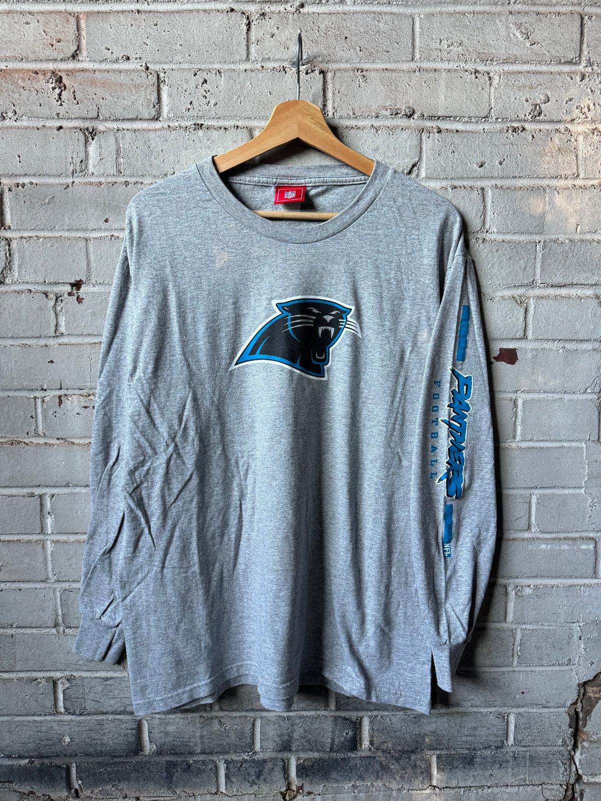 00’s Carolina Panthers Vintage Grey NFL Cat Scratch Font Sleeve Print Tee (Medium)