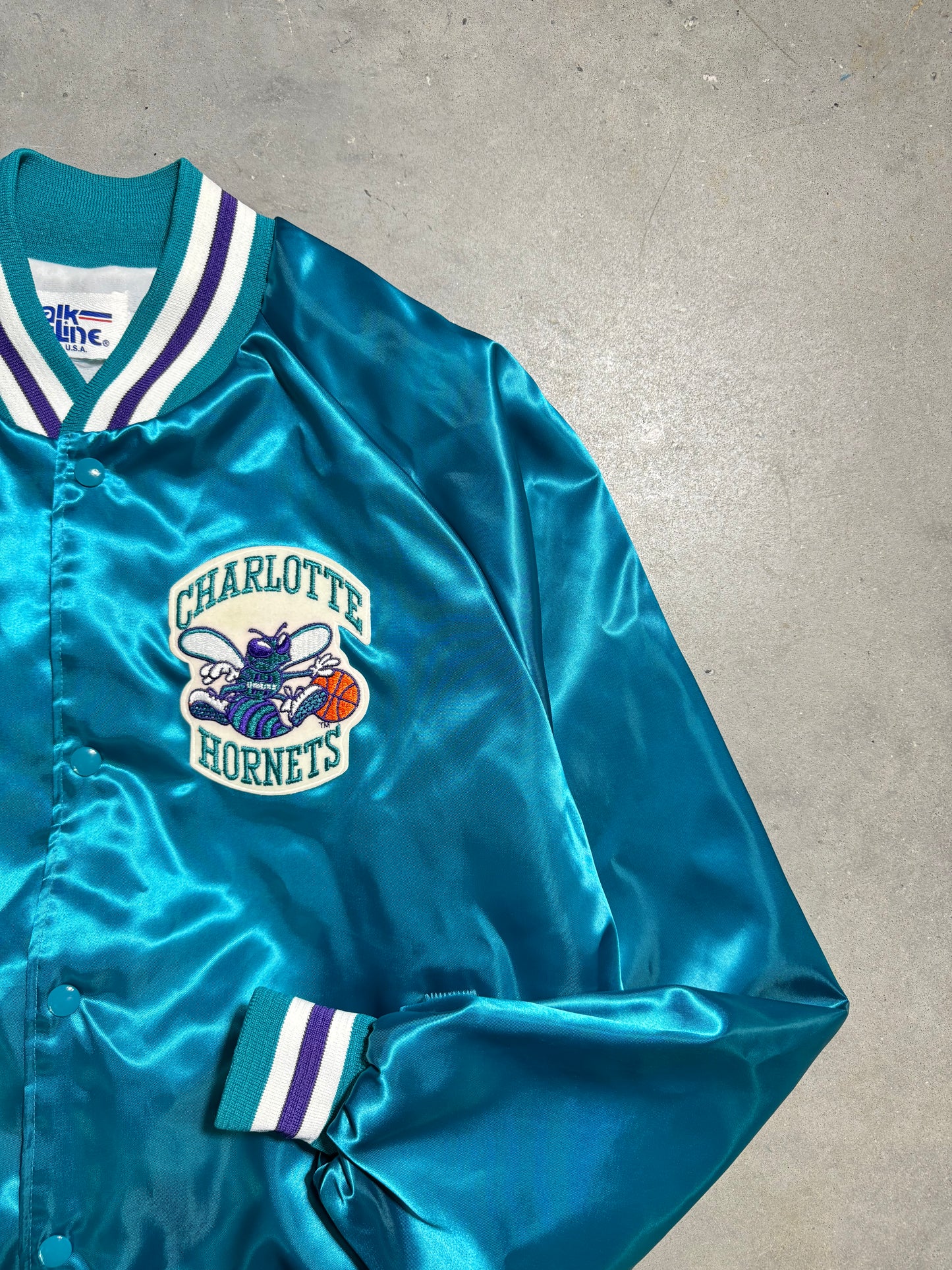 90’s Charlotte Hornets Vintage Teal Chalkline Arch Spellout NBA Satin Jacket (XL)