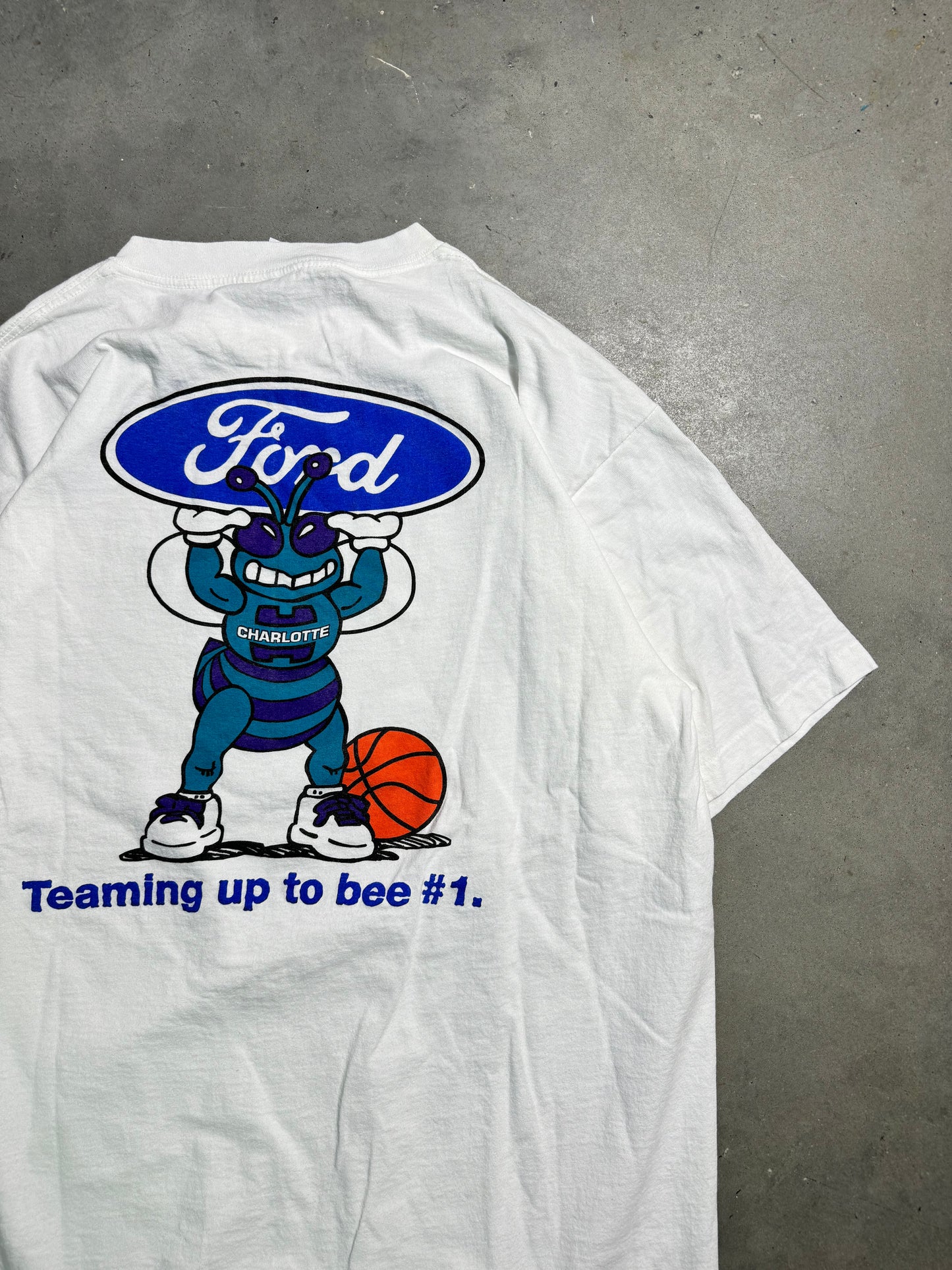 90’s Charlotte Hornets x Ford Teaming Up To Bee #1 Vintage Hugo NBA Tee (XL)