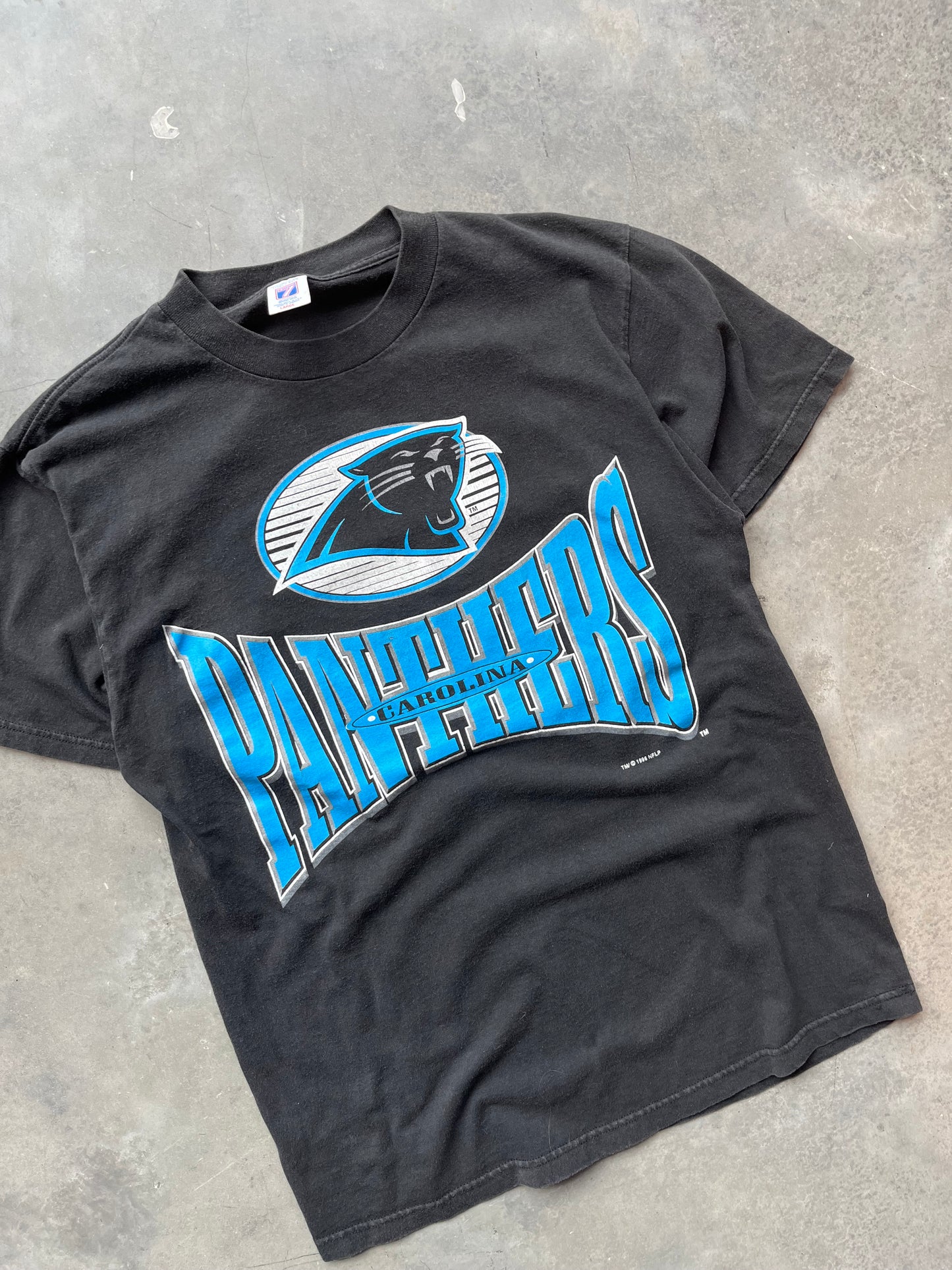 1996 Carolina Panthers Vintage Black Logo 7 Squeeze Spellout Logo NFL Tee (Large)