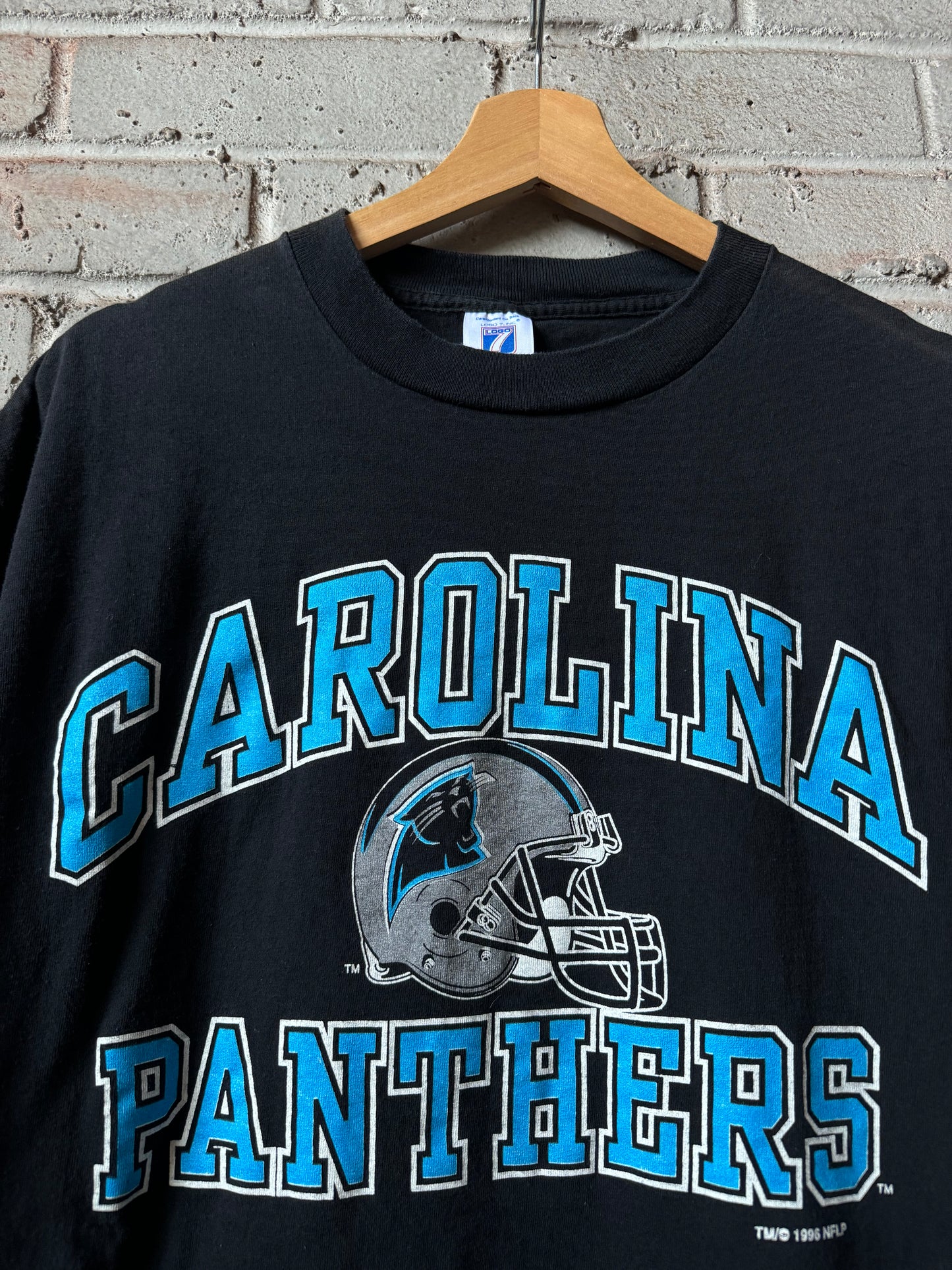 1996 Carolina Panthers Vintage Black Logo 7 Arch Logo Spellout NFL Tee (XL)