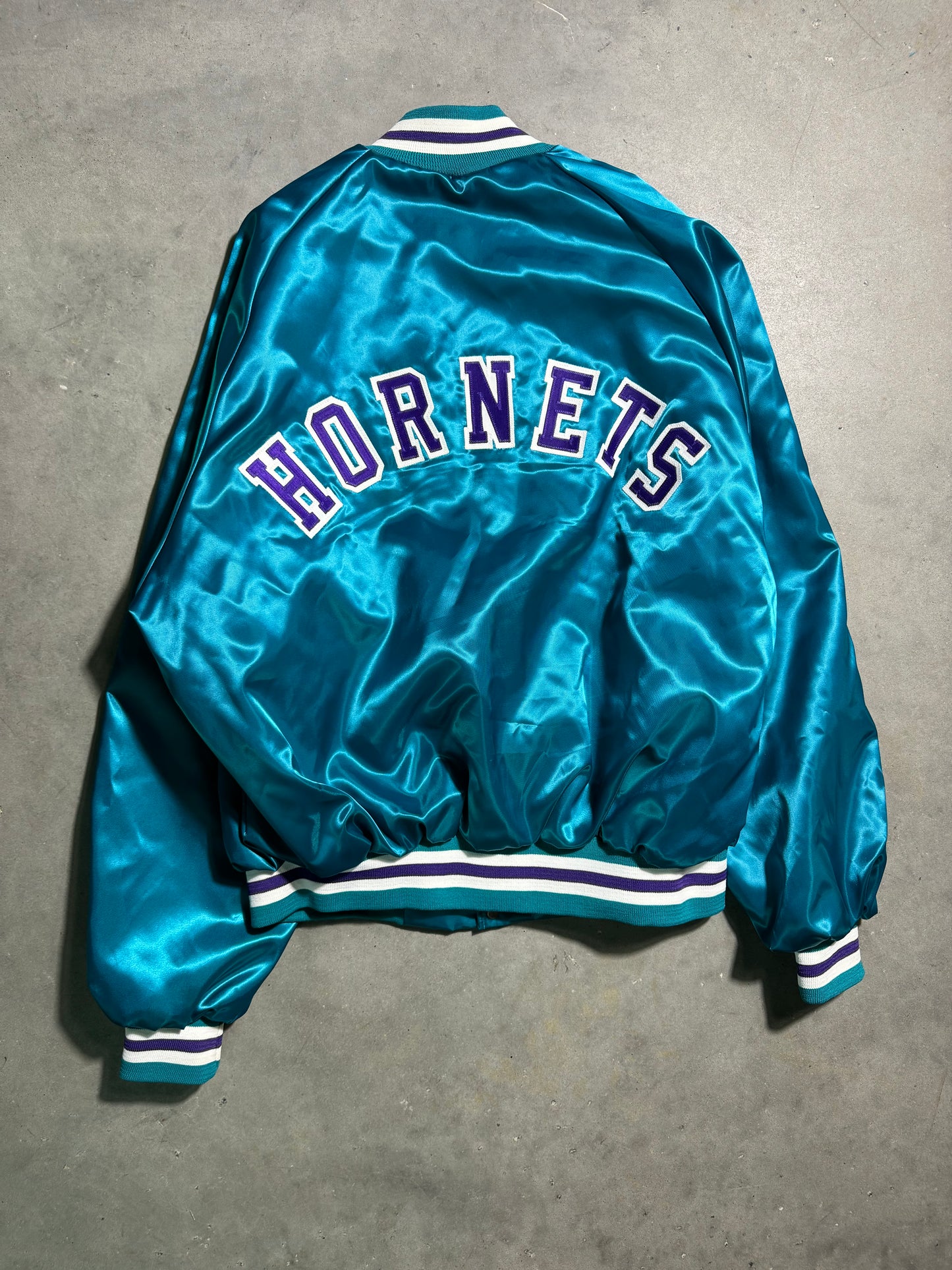 90’s Charlotte Hornets Vintage Teal Chalkline Arch Spellout NBA Satin Jacket (XL)
