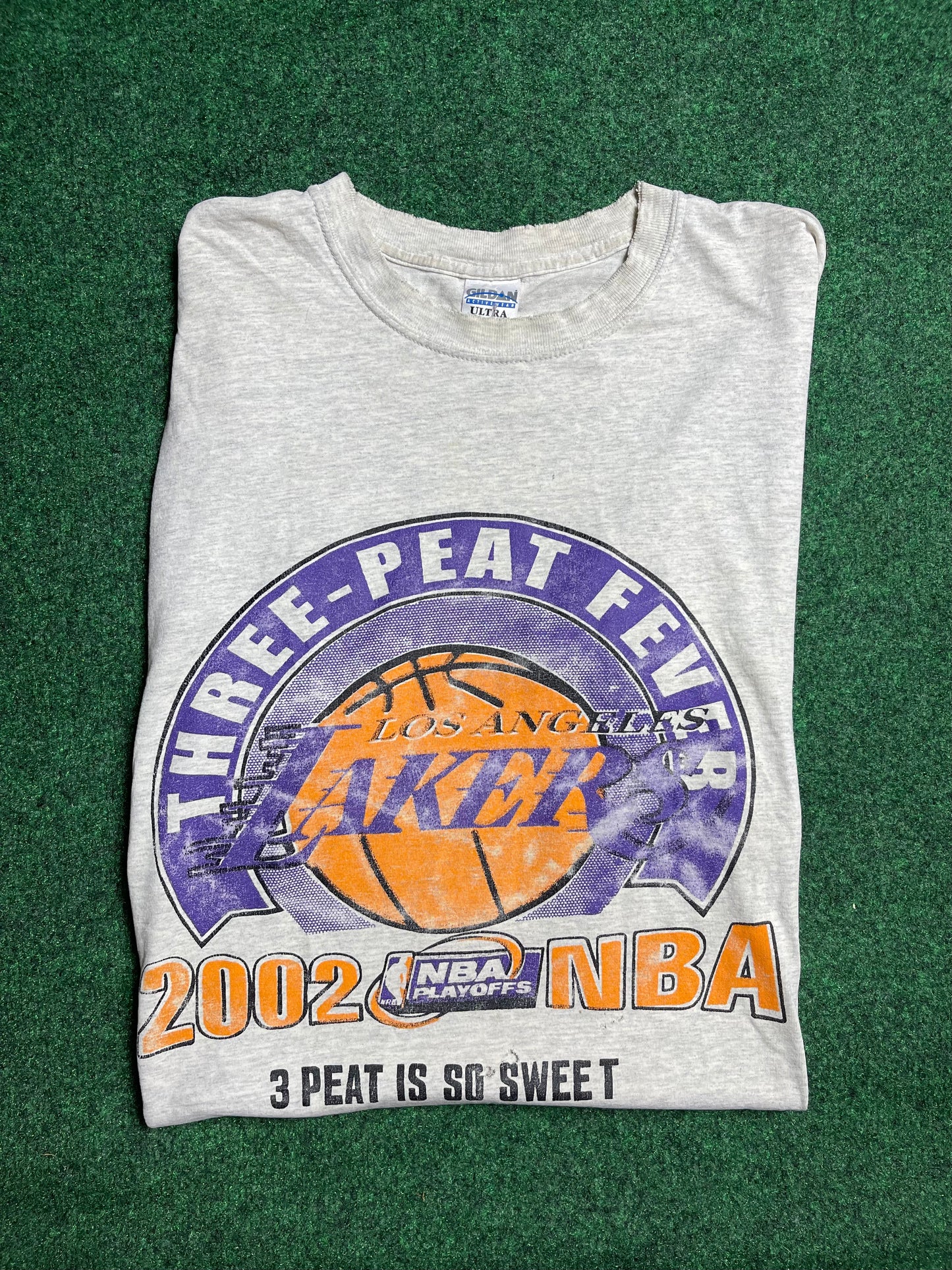 2002 Los Angeles Lakers 3 Peat is So Sweet Vintage NBA Finals Tee (XL)