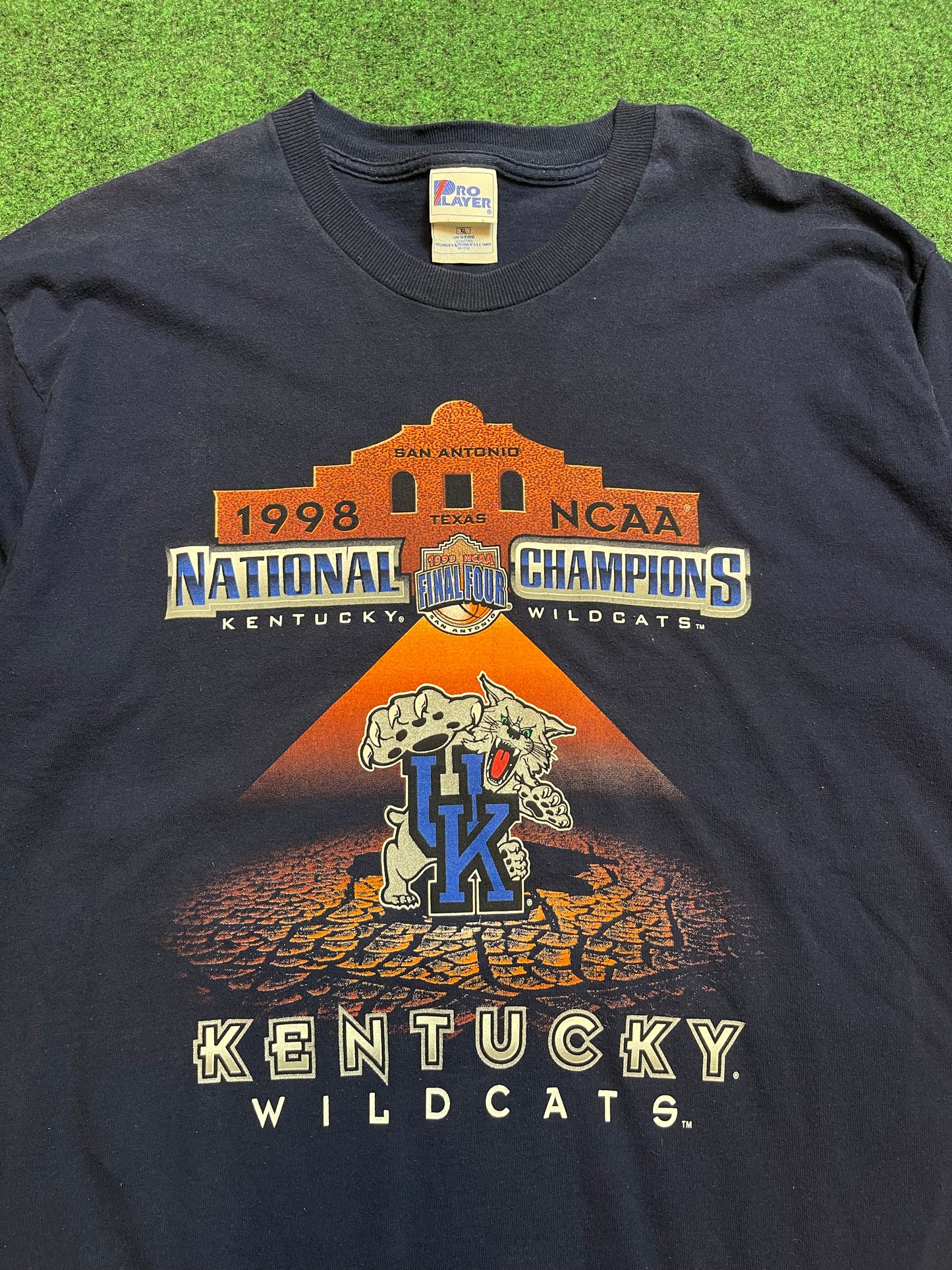 1998 Kentucky Wildcats Vintage NCAA Tournament Champions Basketball Tee (XL)