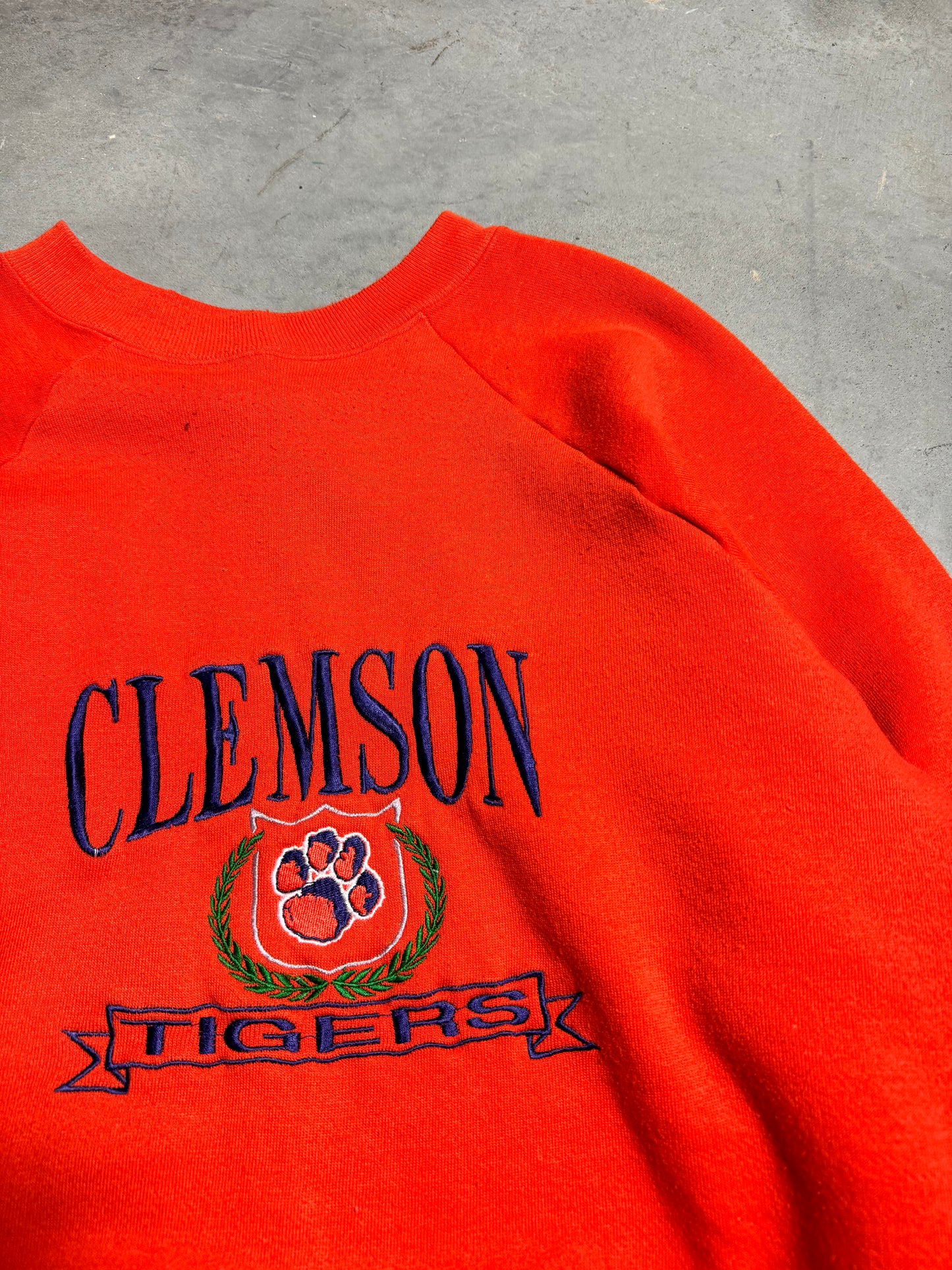 90’s Clemson Tigers Vintage Embroidered Logo 7 College Crewneck (Medium)