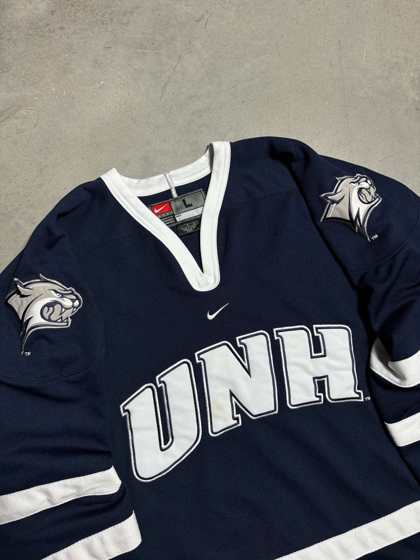 00’s University of New Hampshire UNH Wildcats Vintage Navy Blue Nike Mini Swoosh College Hockey Jersey (Large)