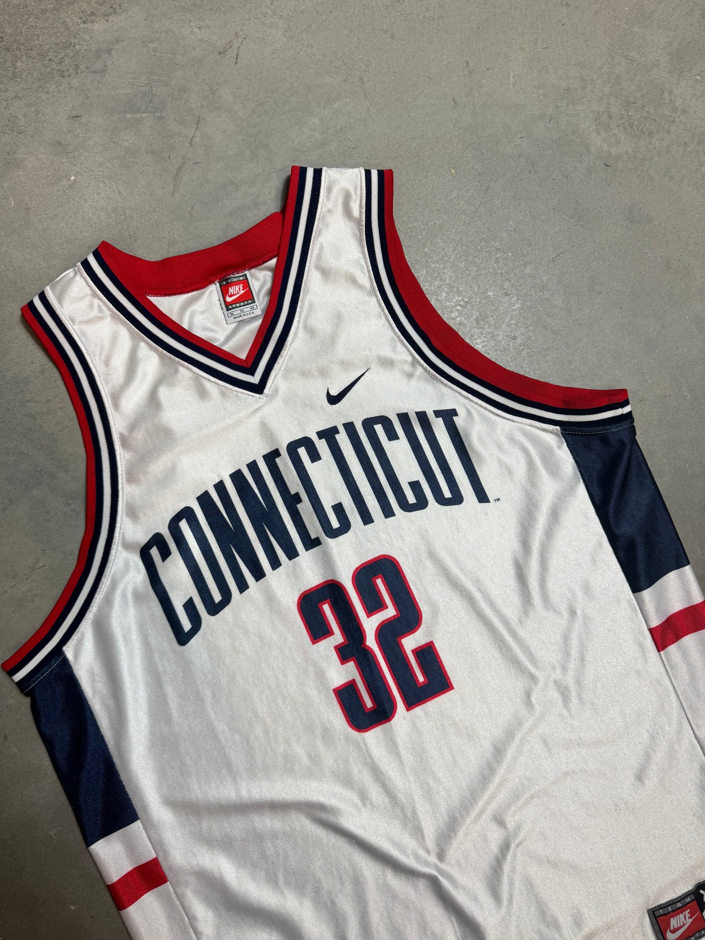 90’s Connecticut Huskies Richard Rip Hamilton Vintage White Nike College Basketball Jersey (XXL)