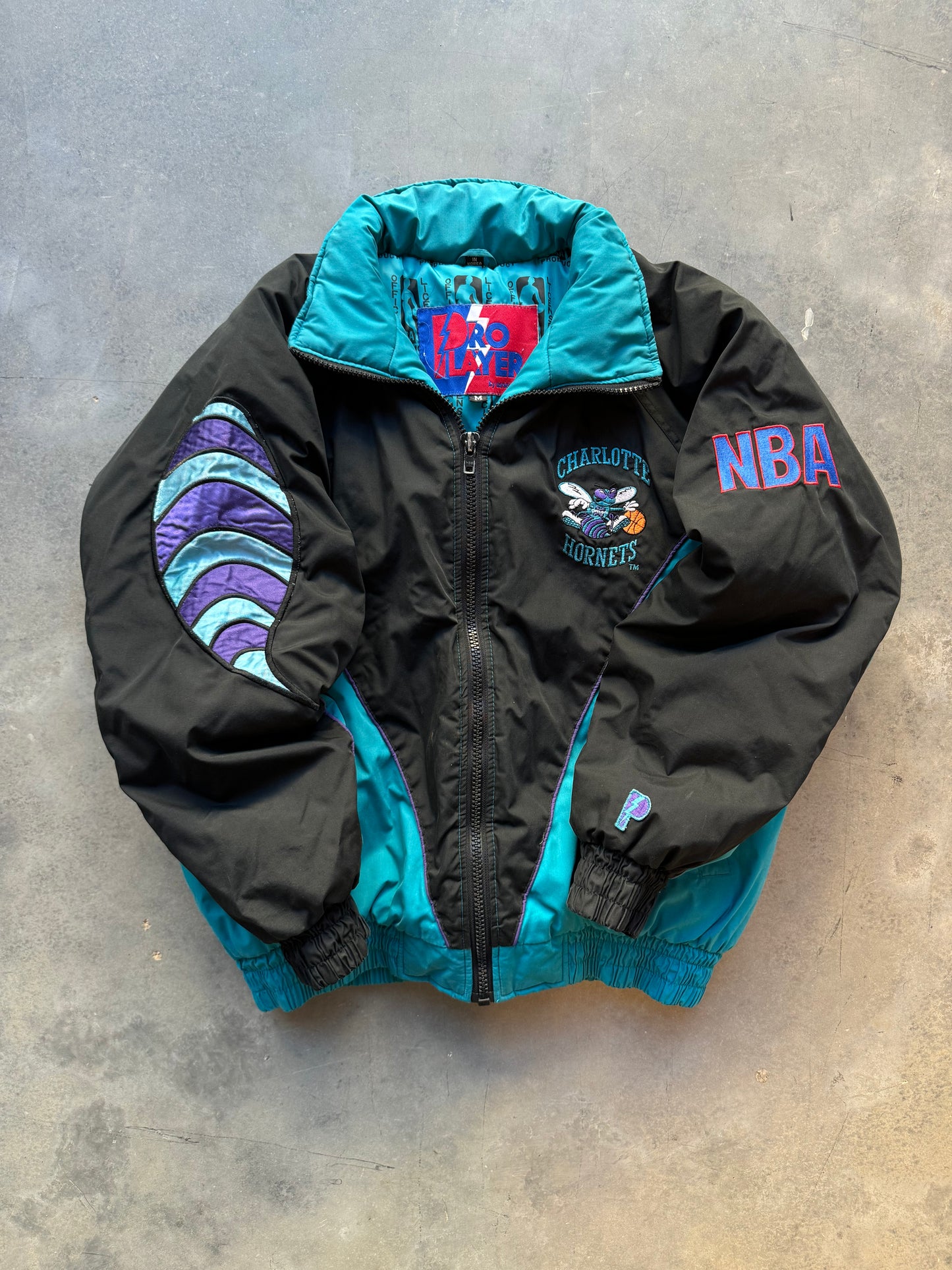 90’s Charlotte Hornets Vintage Pro Player Giant Stinger Logo Embroidered NBA Puffer Jacket (Medium)