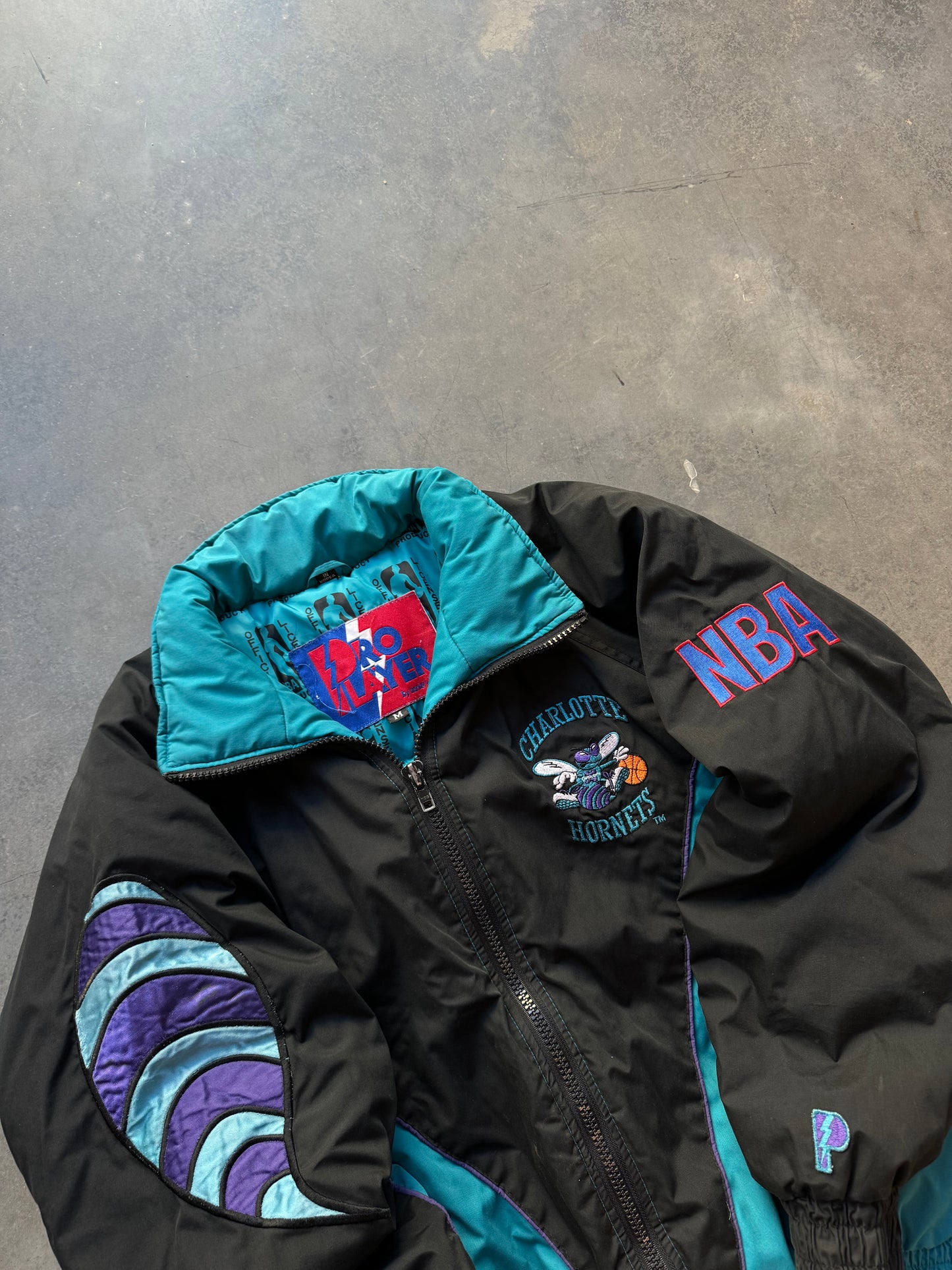 90’s Charlotte Hornets Vintage Pro Player Giant Stinger Logo Embroidered NBA Puffer Jacket (Medium)