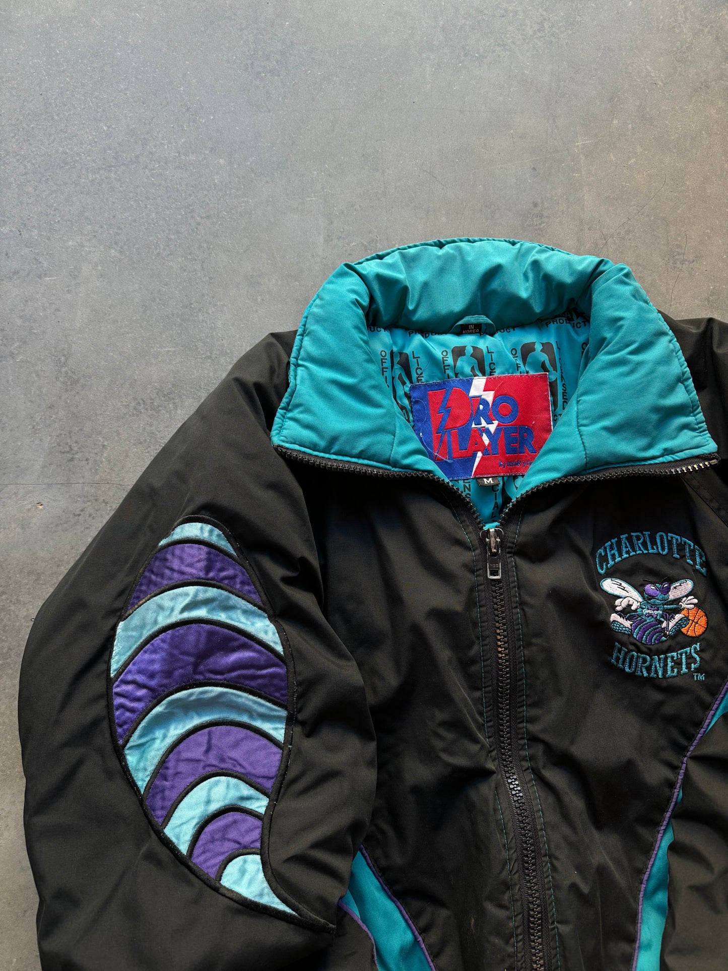 90’s Charlotte Hornets Vintage Pro Player Giant Stinger Logo Embroidered NBA Puffer Jacket (Medium)