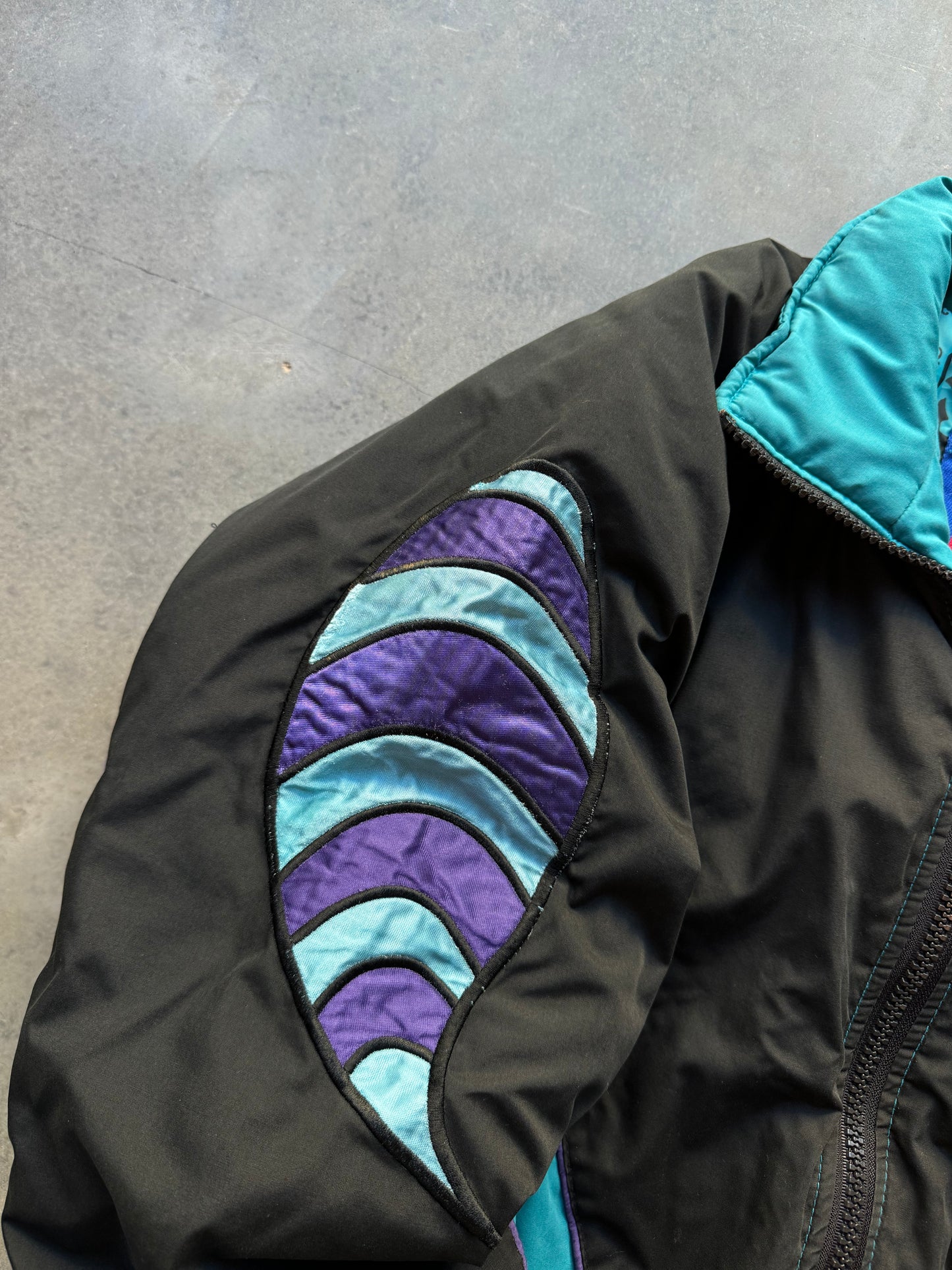 90’s Charlotte Hornets Vintage Pro Player Giant Stinger Logo Embroidered NBA Puffer Jacket (Medium)