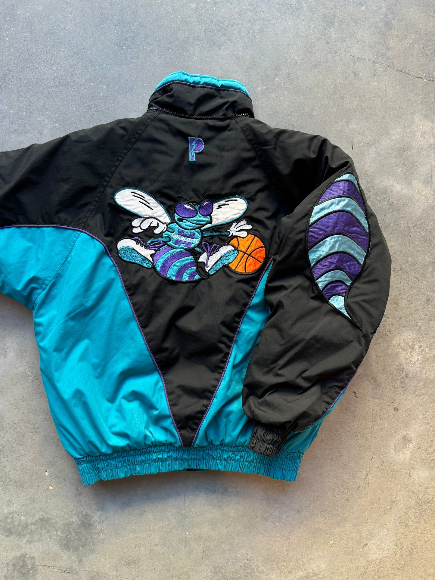 90’s Charlotte Hornets Vintage Pro Player Giant Stinger Logo Embroidered NBA Puffer Jacket (Medium)