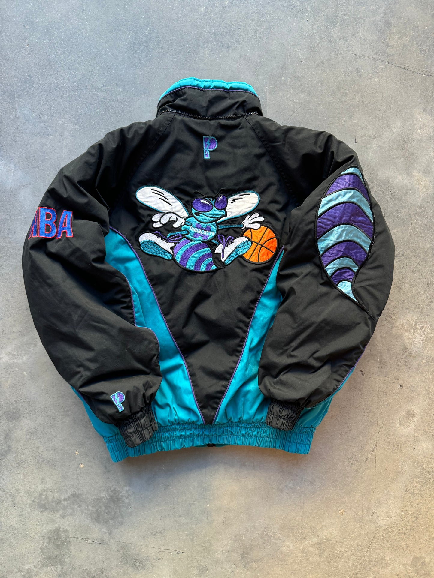 90’s Charlotte Hornets Vintage Pro Player Giant Stinger Logo Embroidered NBA Puffer Jacket (Medium)