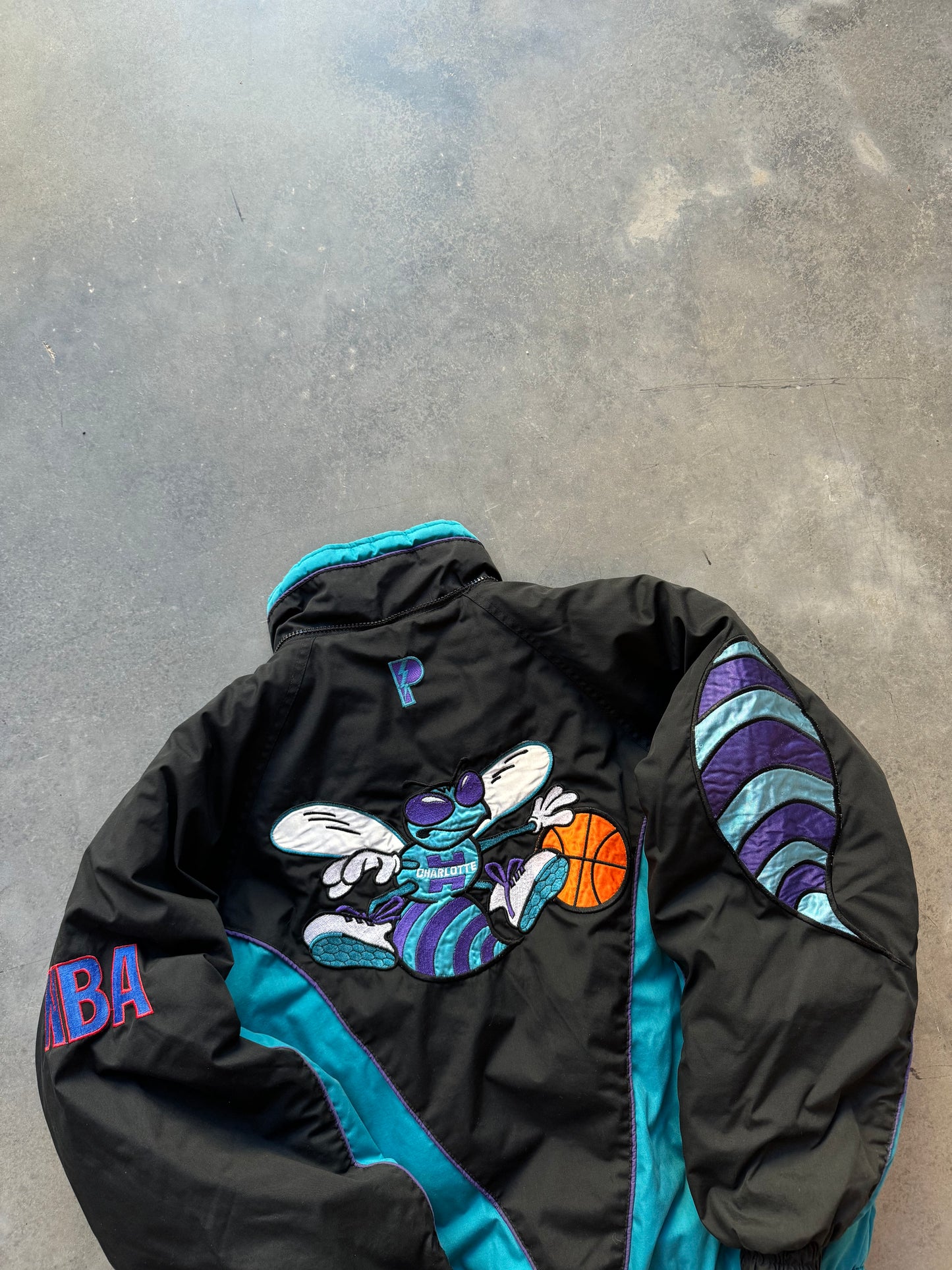 90’s Charlotte Hornets Vintage Pro Player Giant Stinger Logo Embroidered NBA Puffer Jacket (Medium)