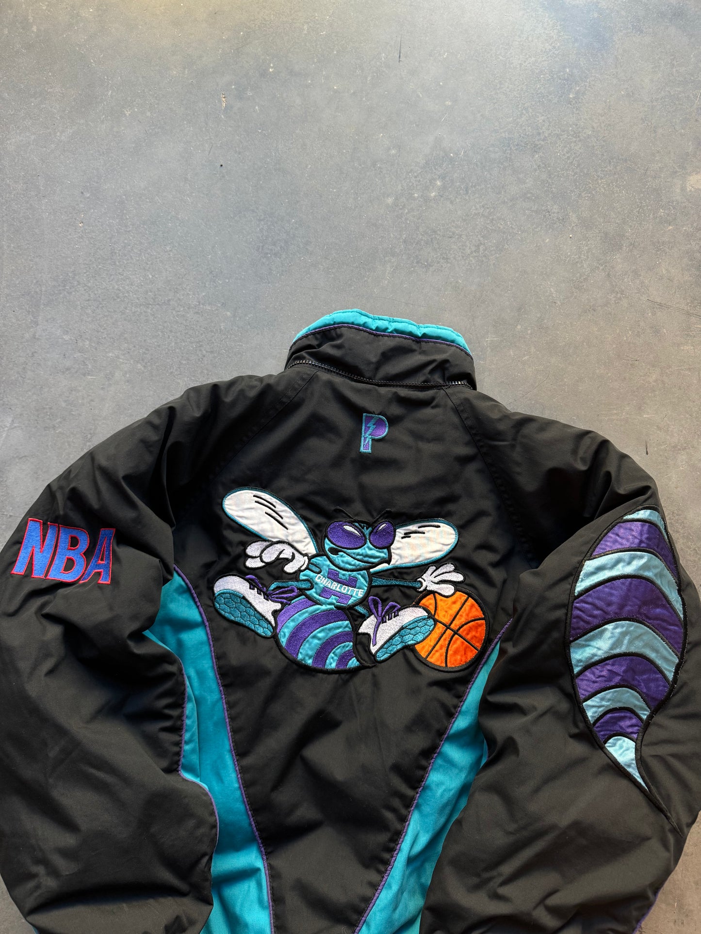 90’s Charlotte Hornets Vintage Pro Player Giant Stinger Logo Embroidered NBA Puffer Jacket (Medium)