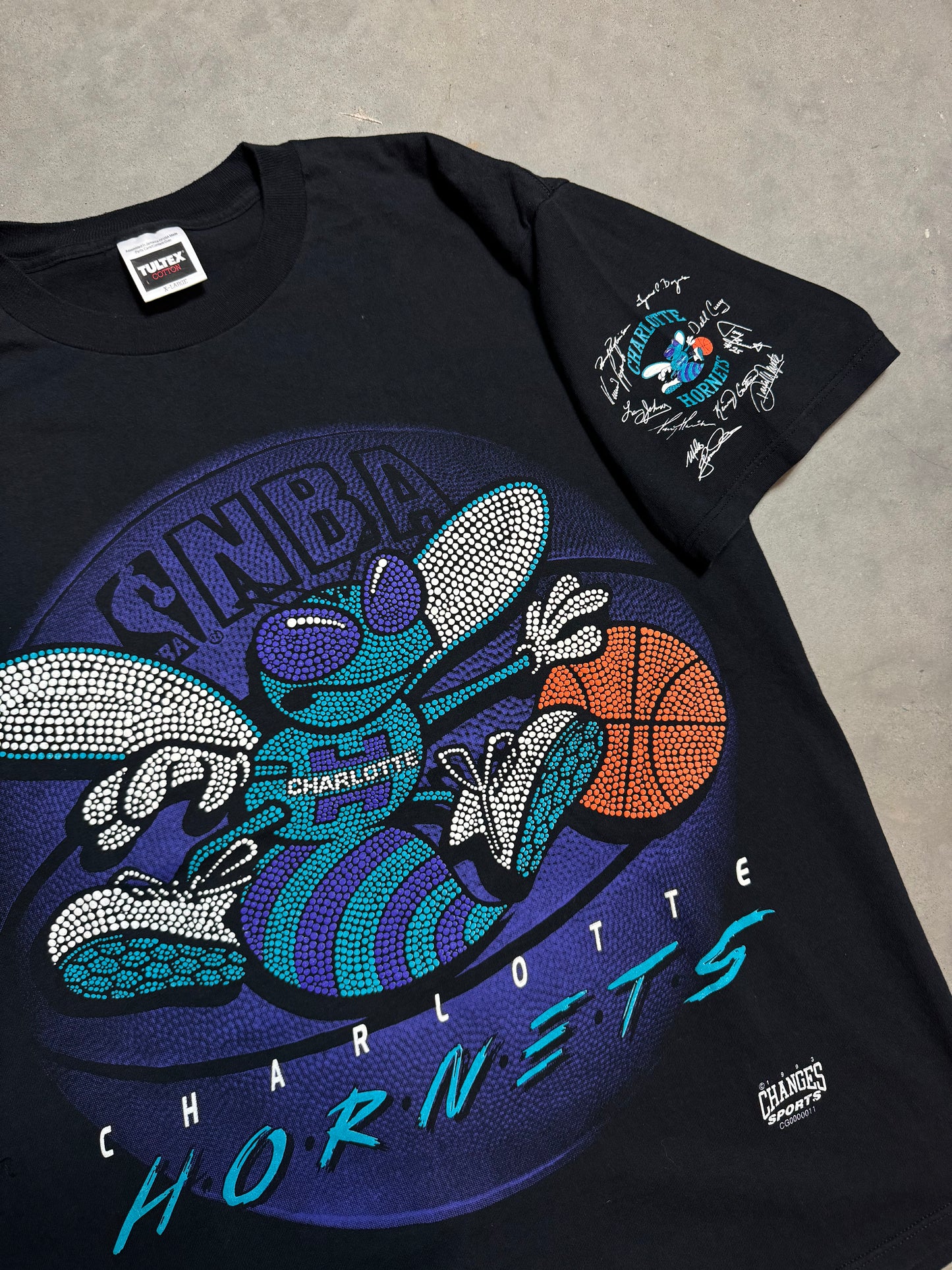 90’s Charlotte Hornets Vintage Big Logo Hugo Puff Print NBA Tee (XL)