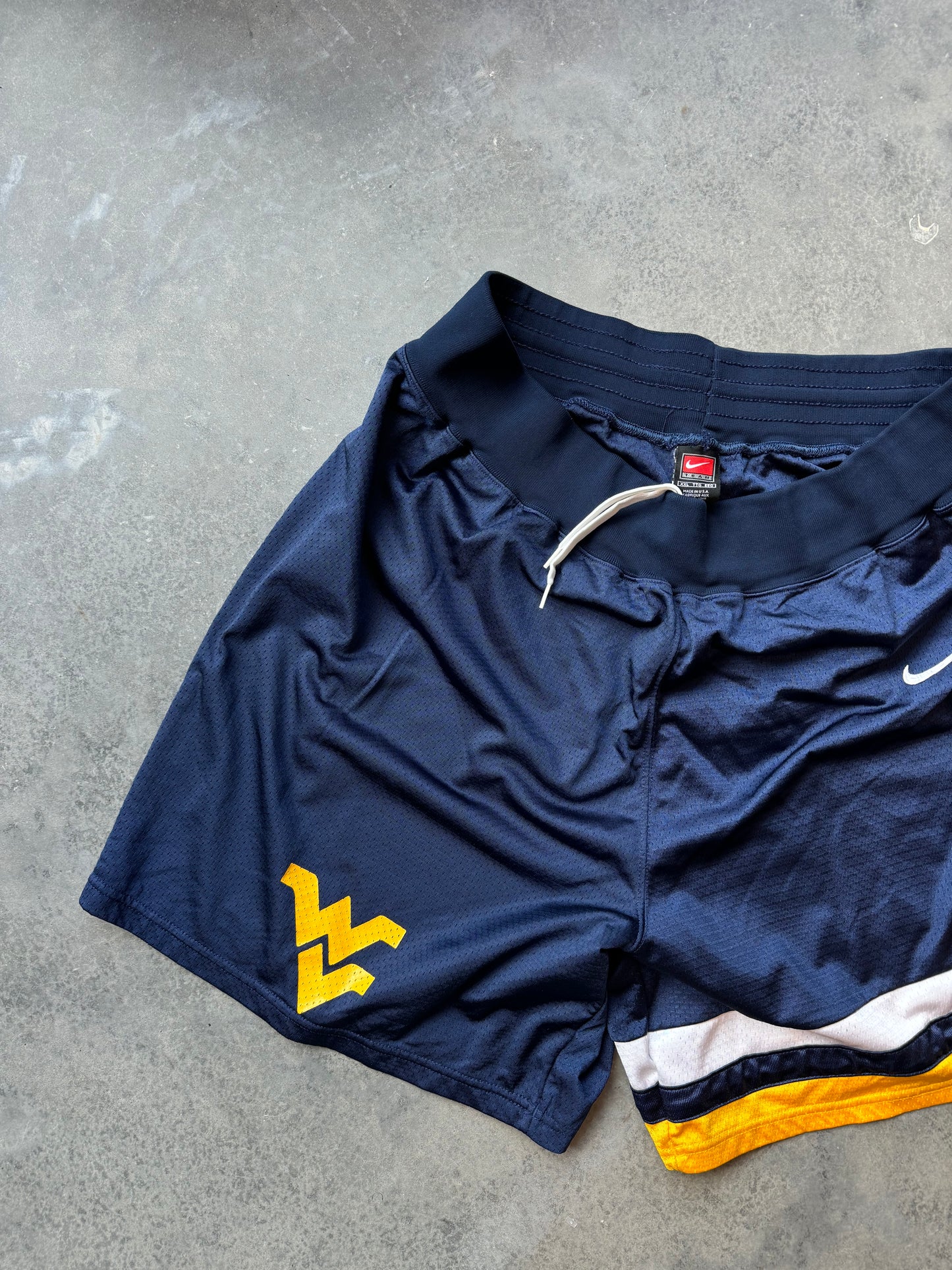 90’s West Virginia Mountaineers Vintage Navy Blue Heavyweight Mesh Nike Authentic College Basketball Shorts (XXL)