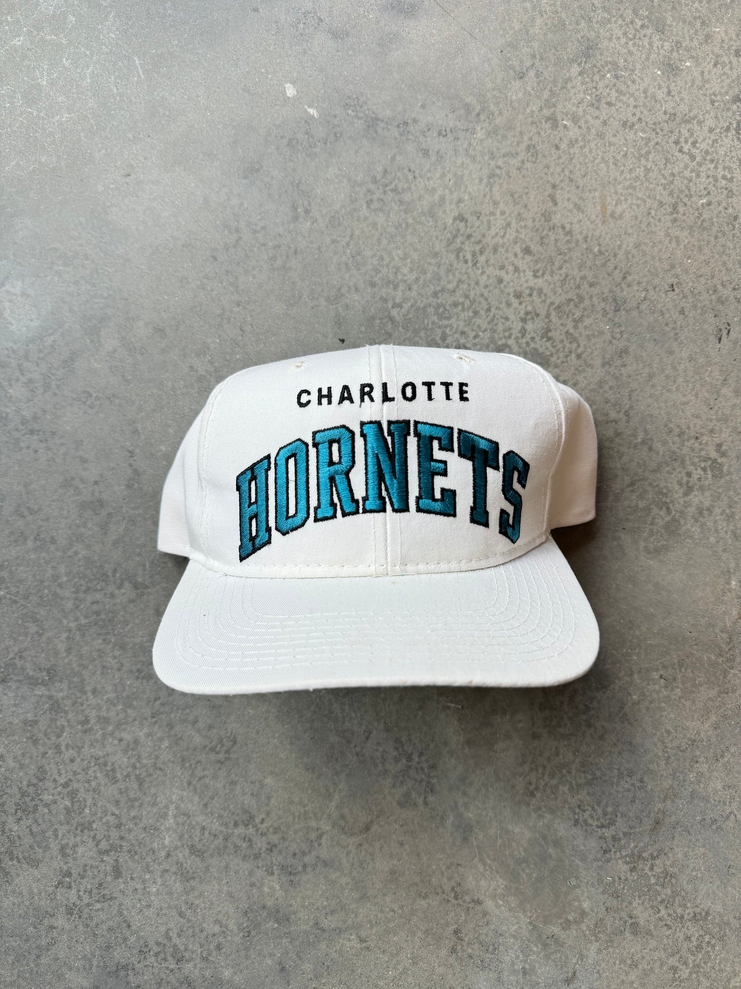 90’s Charlotte Hornets Vintage White Starter Block Letter Arch NBA Snapback Hat (OSFA)