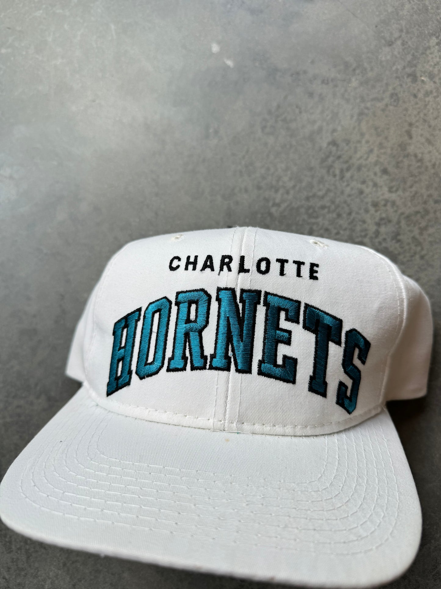 90’s Charlotte Hornets Vintage White Starter Block Letter Arch NBA Snapback Hat (OSFA)