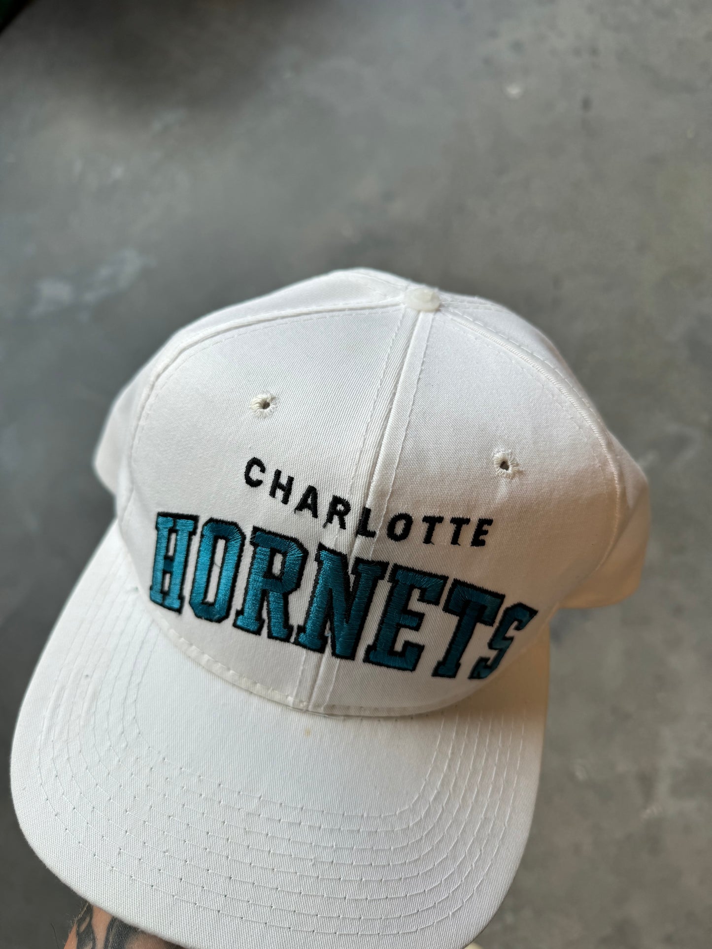 90’s Charlotte Hornets Vintage White Starter Block Letter Arch NBA Snapback Hat (OSFA)