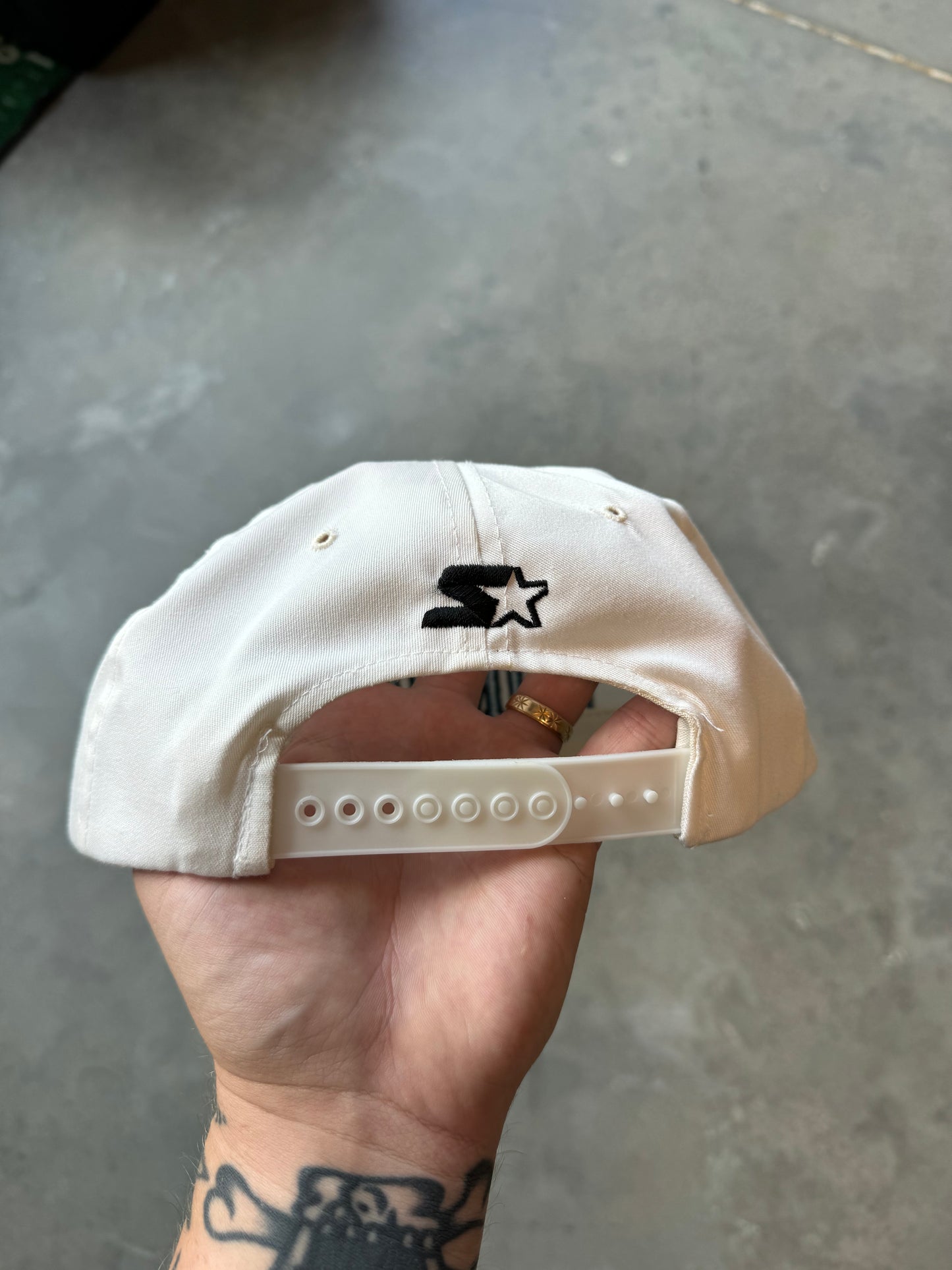 90’s Charlotte Hornets Vintage White Starter Block Letter Arch NBA Snapback Hat (OSFA)