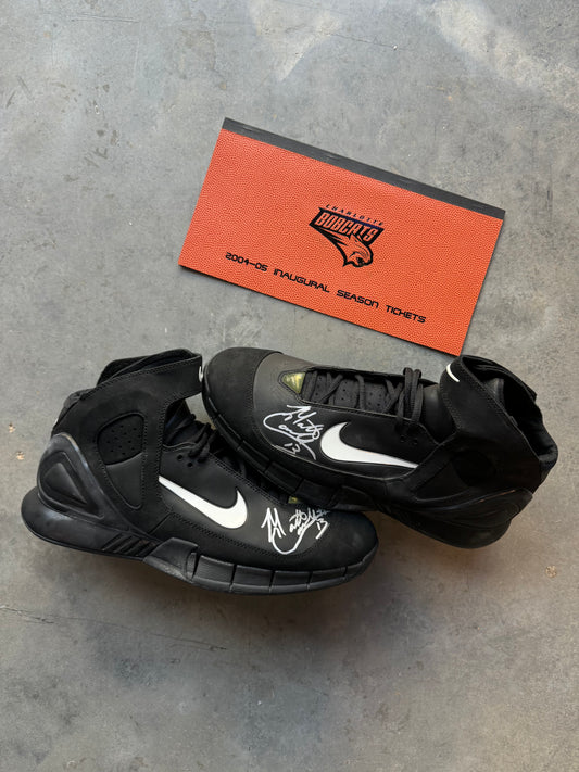 2005/2006 Charlotte Bobcats Matt Carroll Team Issued Nike Air Huarache 2K5 - Deadstock & Signed (13.5M)