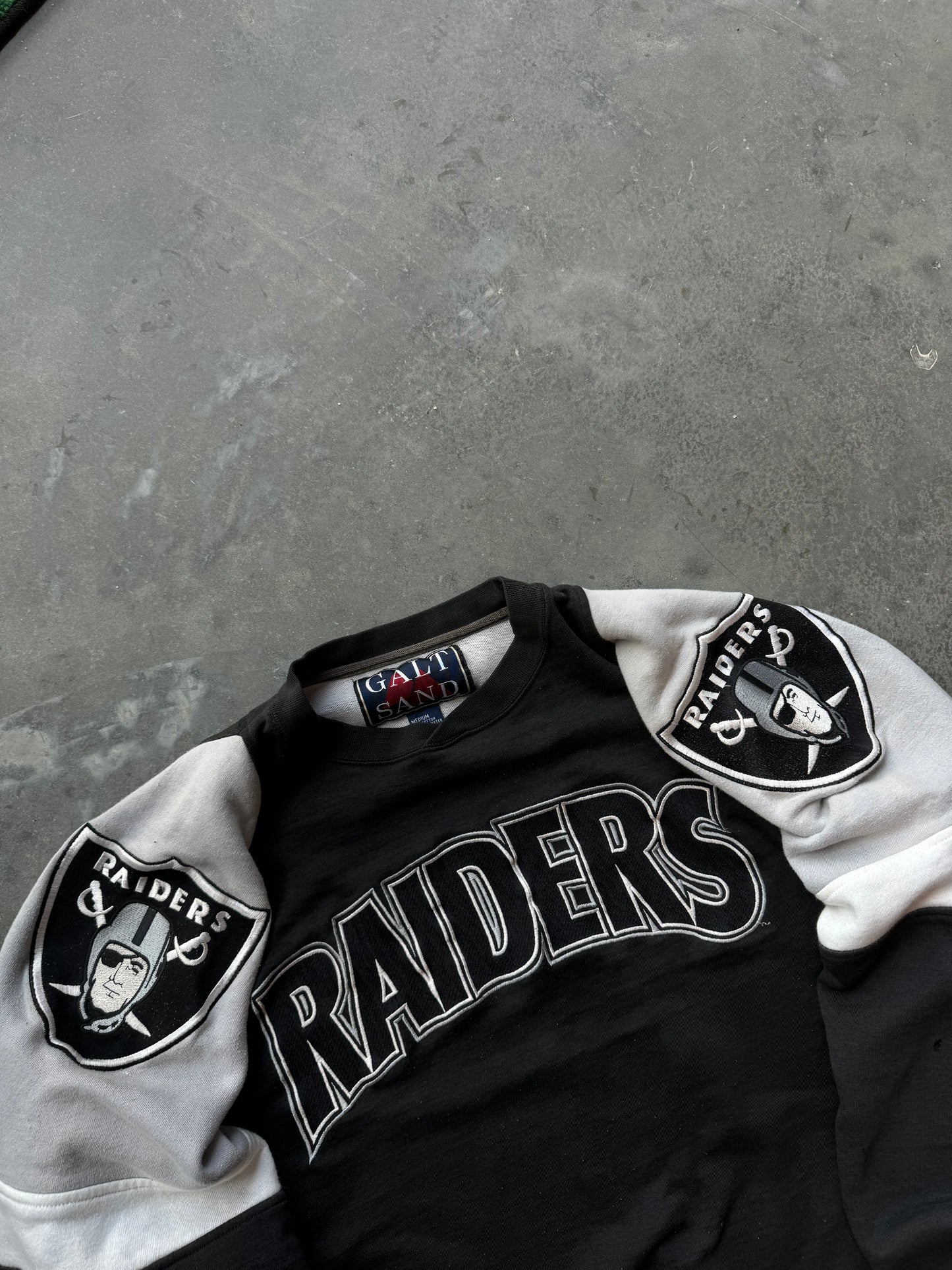 90’s Oakland Raiders Vintage Galt Sand Embroidered Big Logo NFL Crewneck (Large)