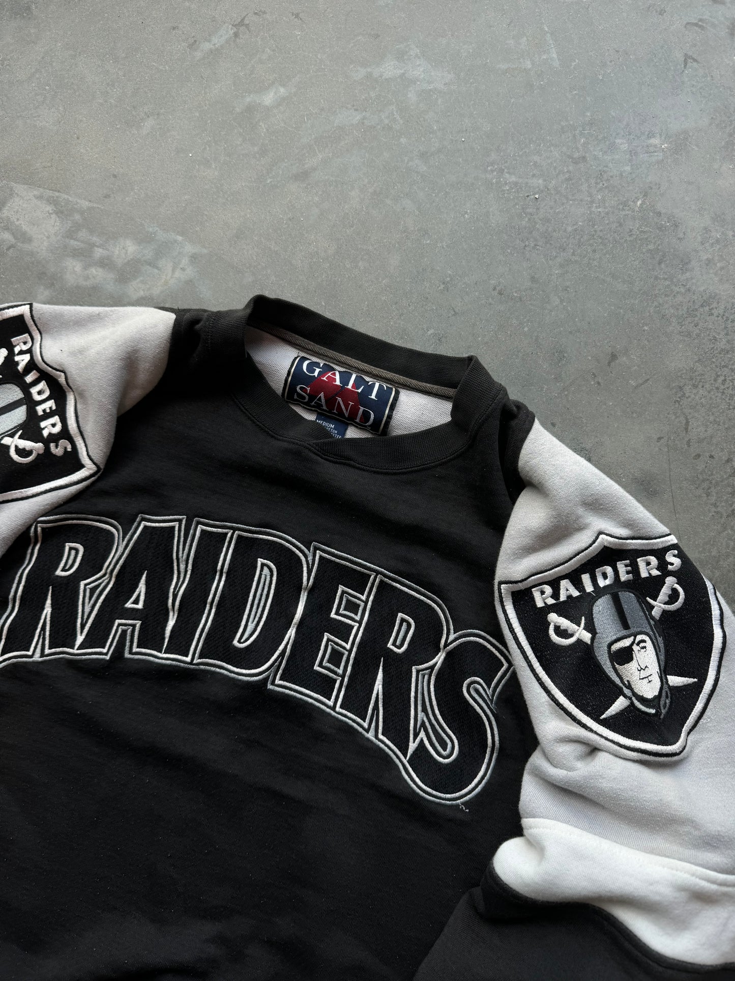 90’s Oakland Raiders Vintage Galt Sand Embroidered Big Logo NFL Crewneck (Large)