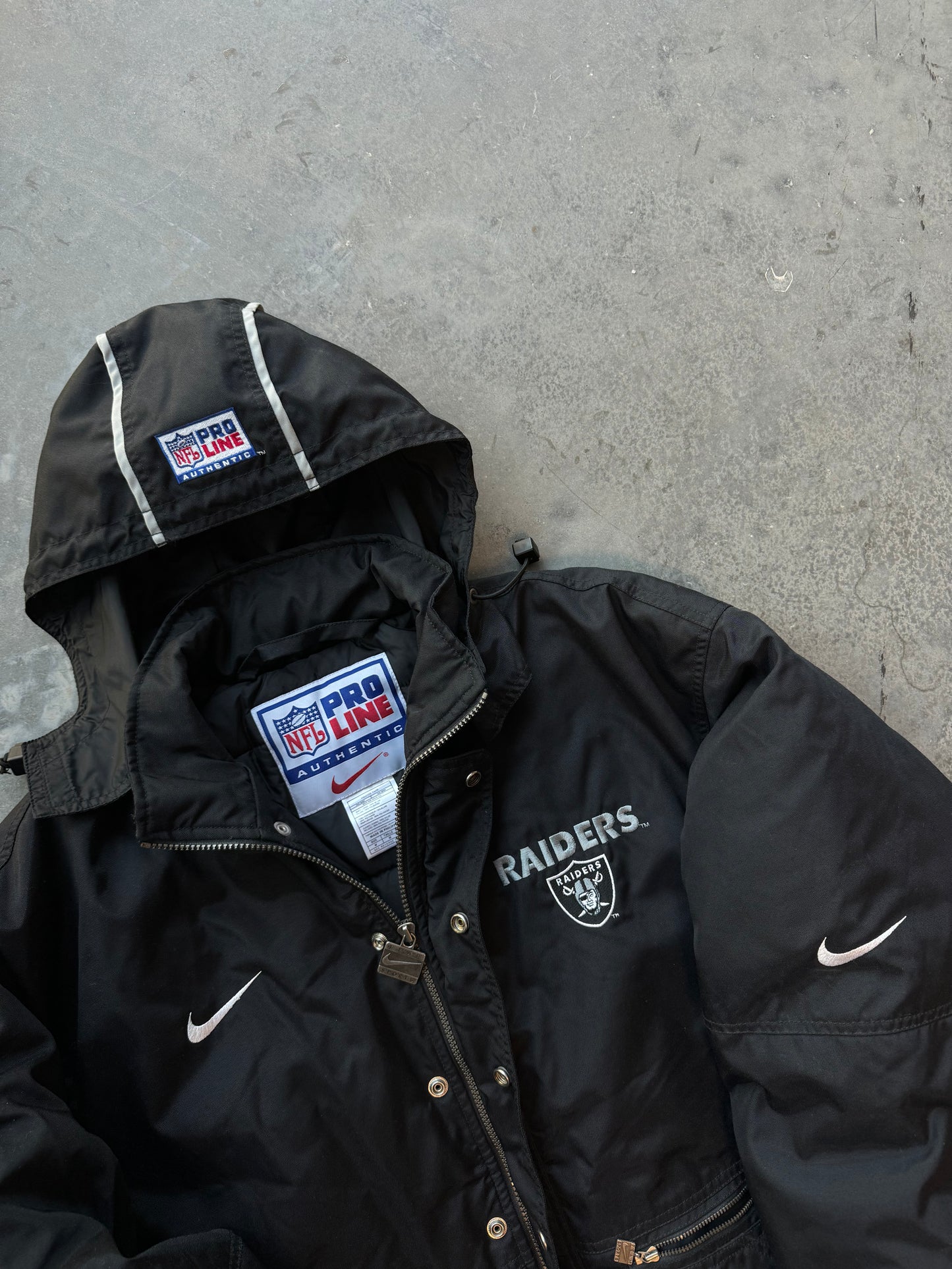 90’s Oakland Raiders Vintage Nike Team Sports Heavyweight Nylon Insulated NFL Big Logo Puffer Jacket (Large)