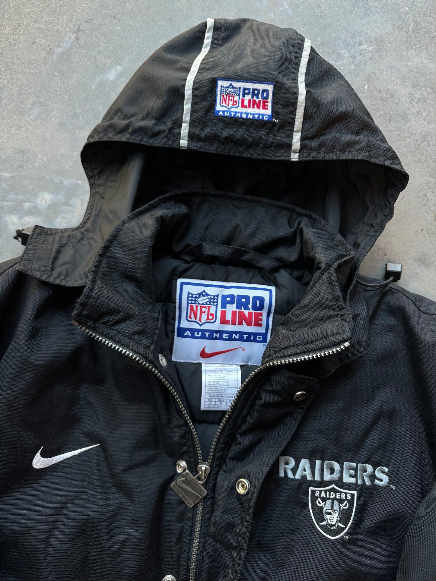 90’s Oakland Raiders Vintage Nike Team Sports Heavyweight Nylon Insulated NFL Big Logo Puffer Jacket (Large)