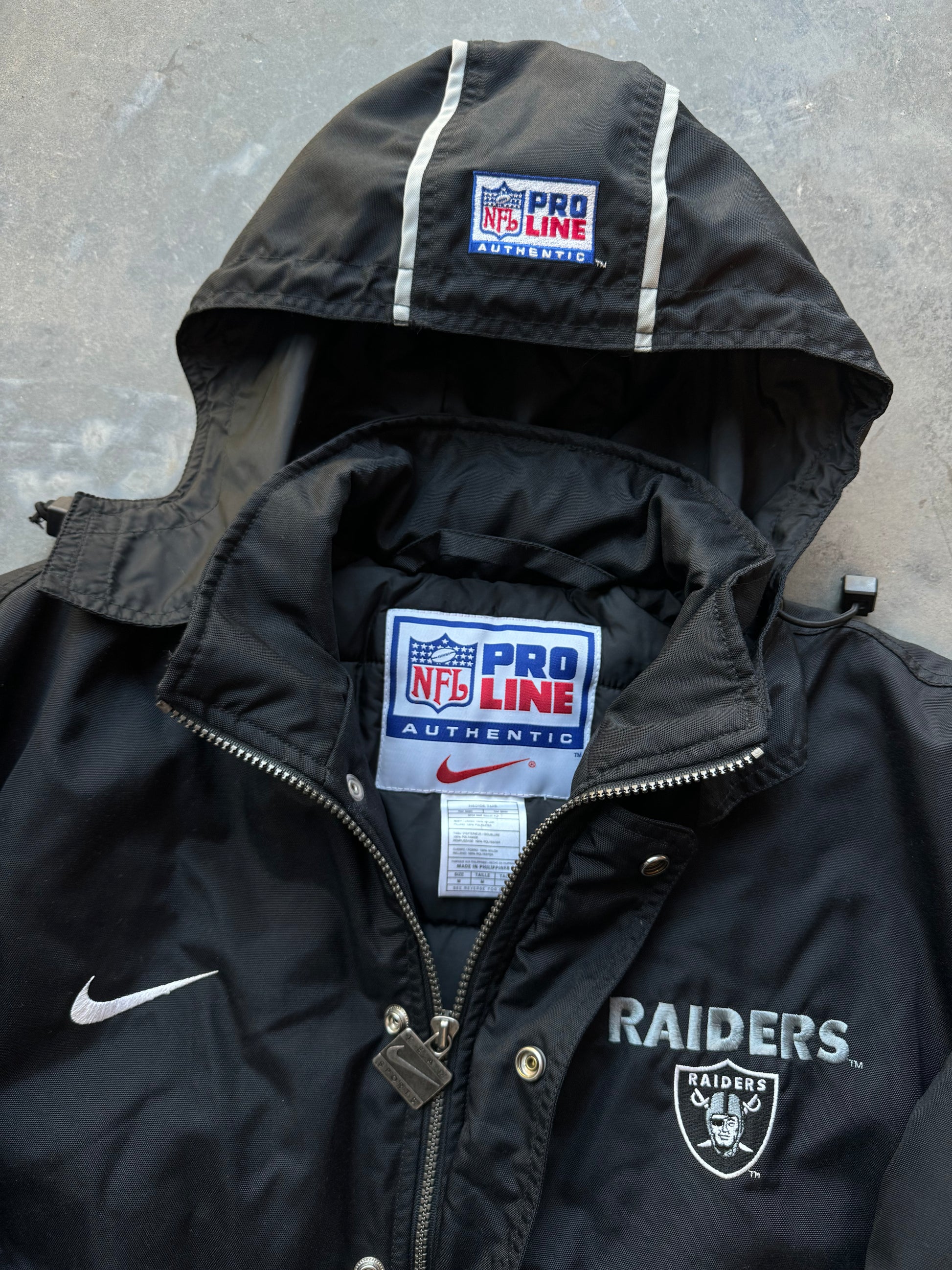 90's Oakland Raiders Vintage Nike Team Sports Heavyweight Nylon 90's Oakland Raiders Vintage Nike Team Sports Heavyweight Nylon