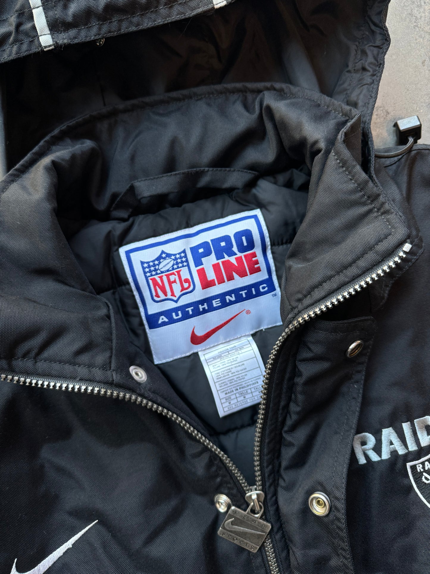 90’s Oakland Raiders Vintage Nike Team Sports Heavyweight Nylon Insulated NFL Big Logo Puffer Jacket (Large)