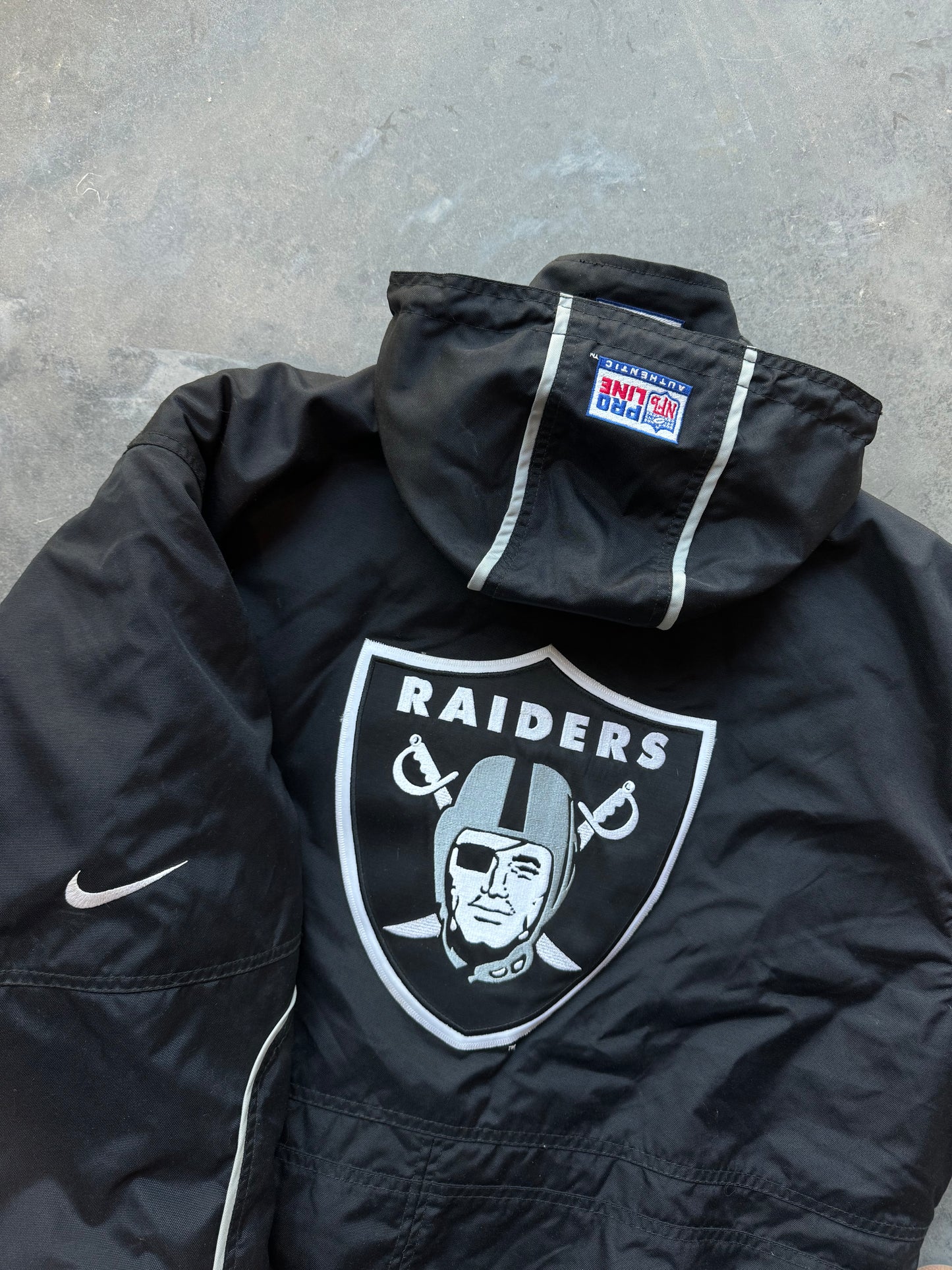 90’s Oakland Raiders Vintage Nike Team Sports Heavyweight Nylon Insulated NFL Big Logo Puffer Jacket (Large)