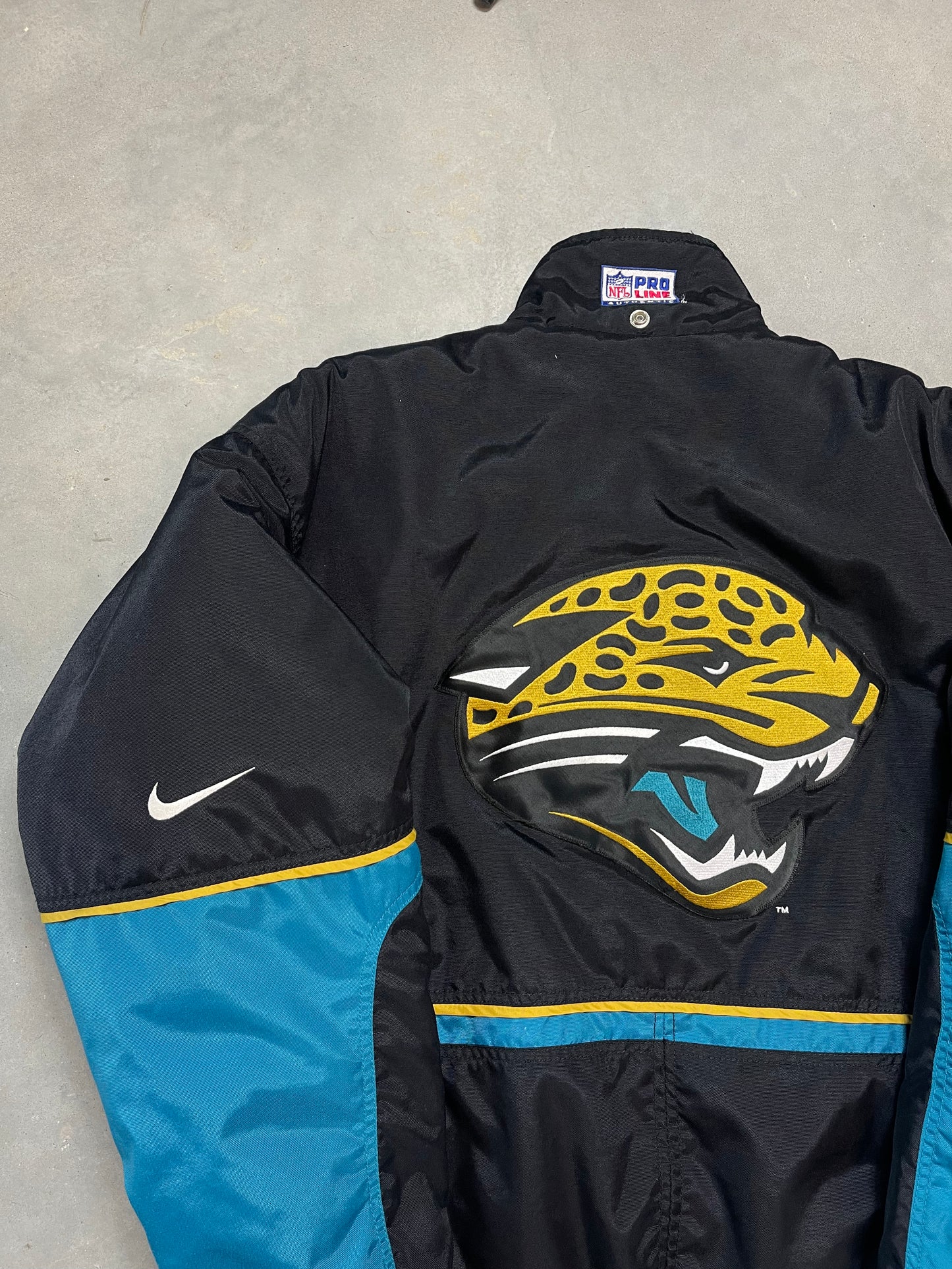 90’s Jacksonville Jaguars Vintage Nike Big Logo Puffer Jacket (Large)