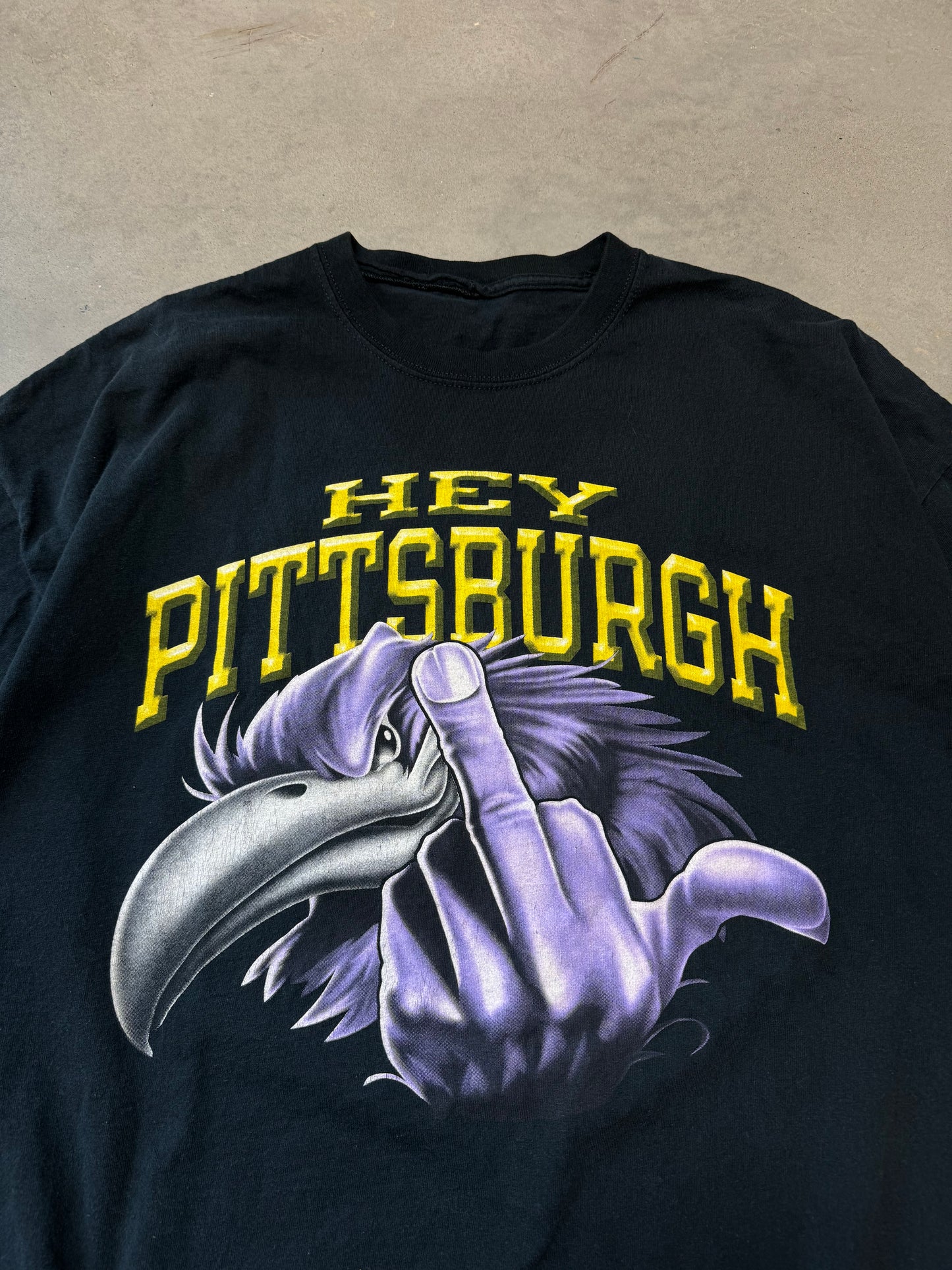 00’s Baltimore Ravens “Hey Pittsburgh” Middle Finger Vintage NFL Mascot Tee (XXL)