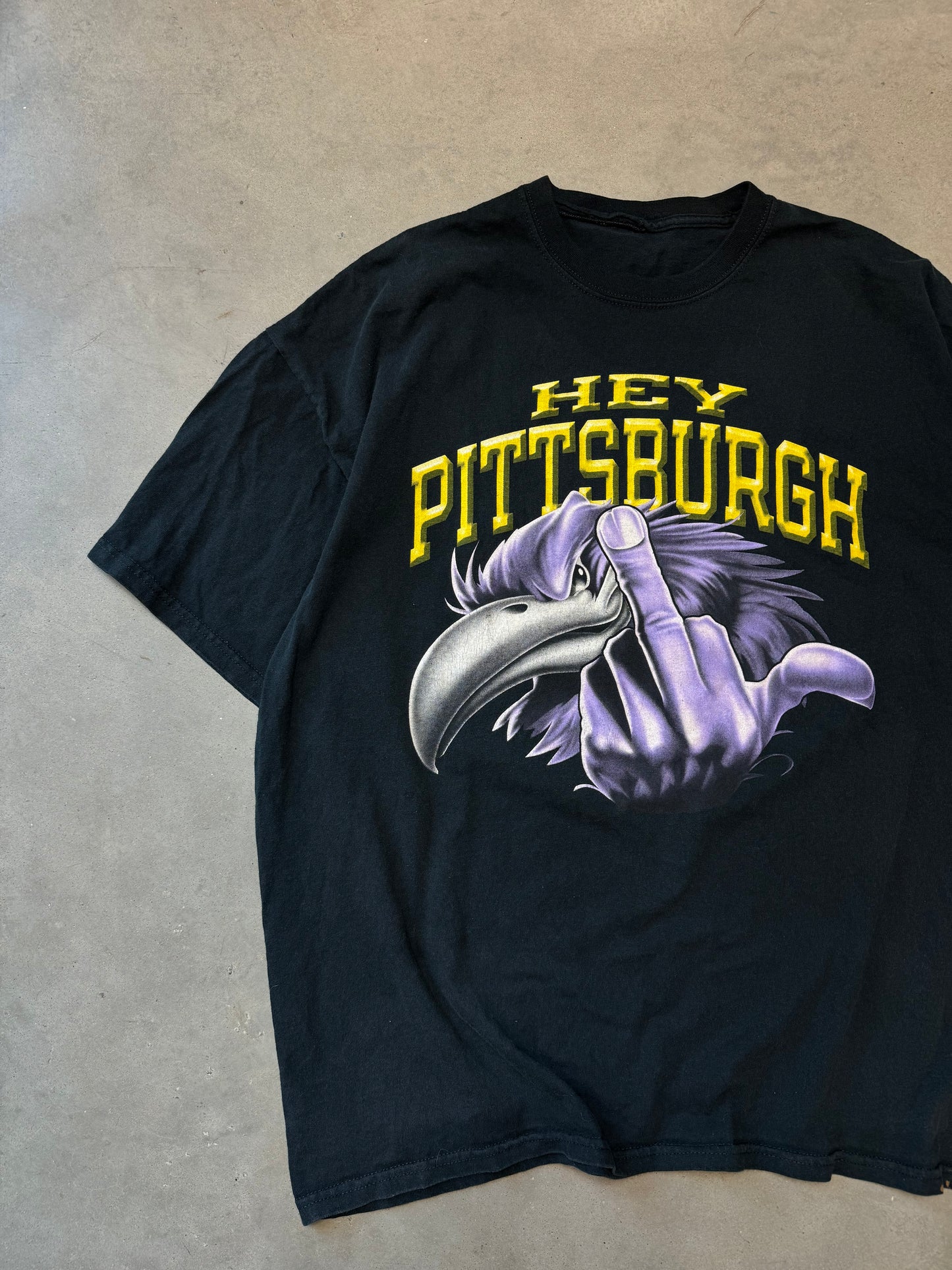 00’s Baltimore Ravens “Hey Pittsburgh” Middle Finger Vintage NFL Mascot Tee (XXL)