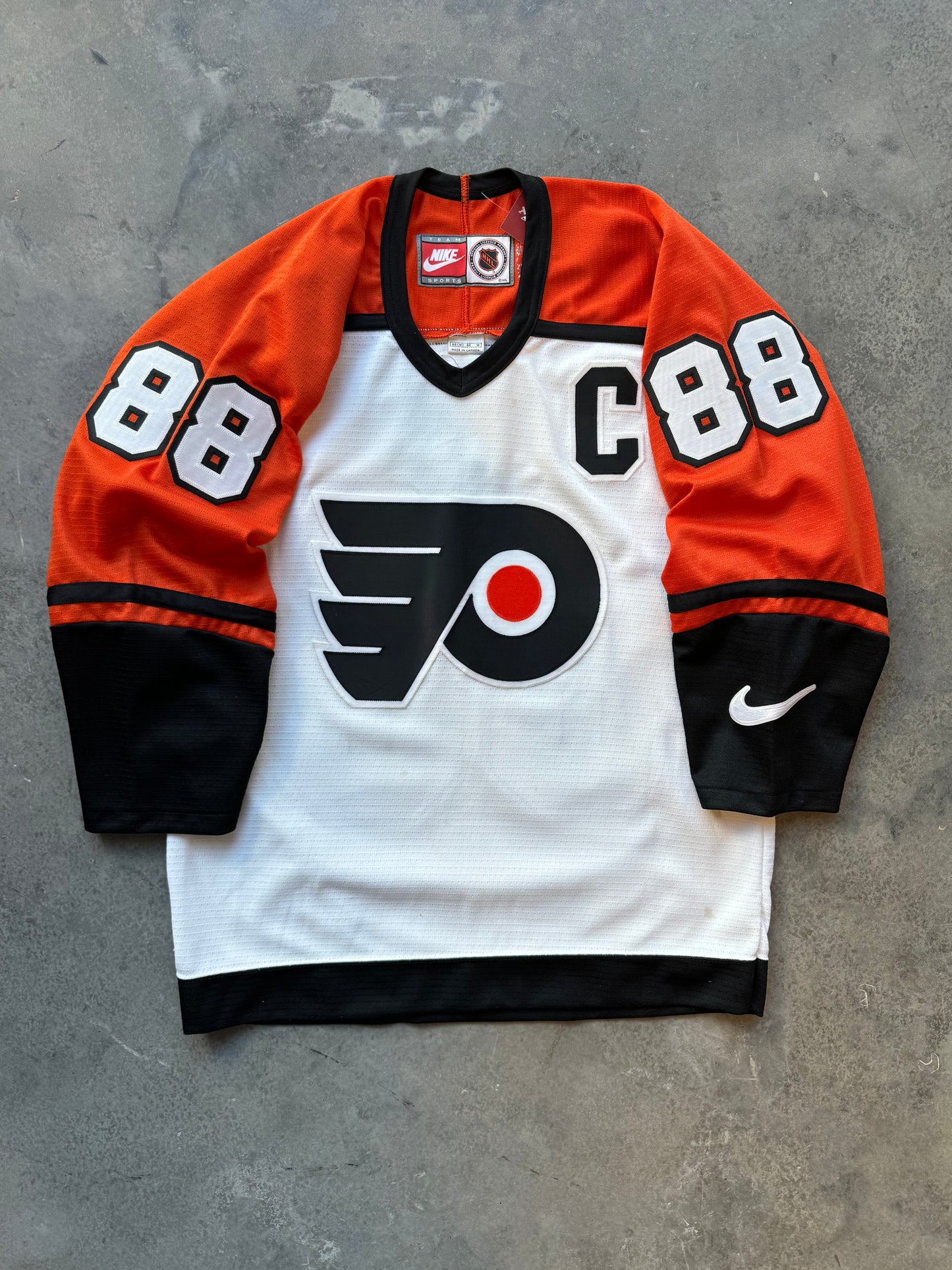 90’s Philadelphia Flyers Eric Lindros Vintage Nike NHL Fully Embroidered Hockey Authentic Jersey (Medium)