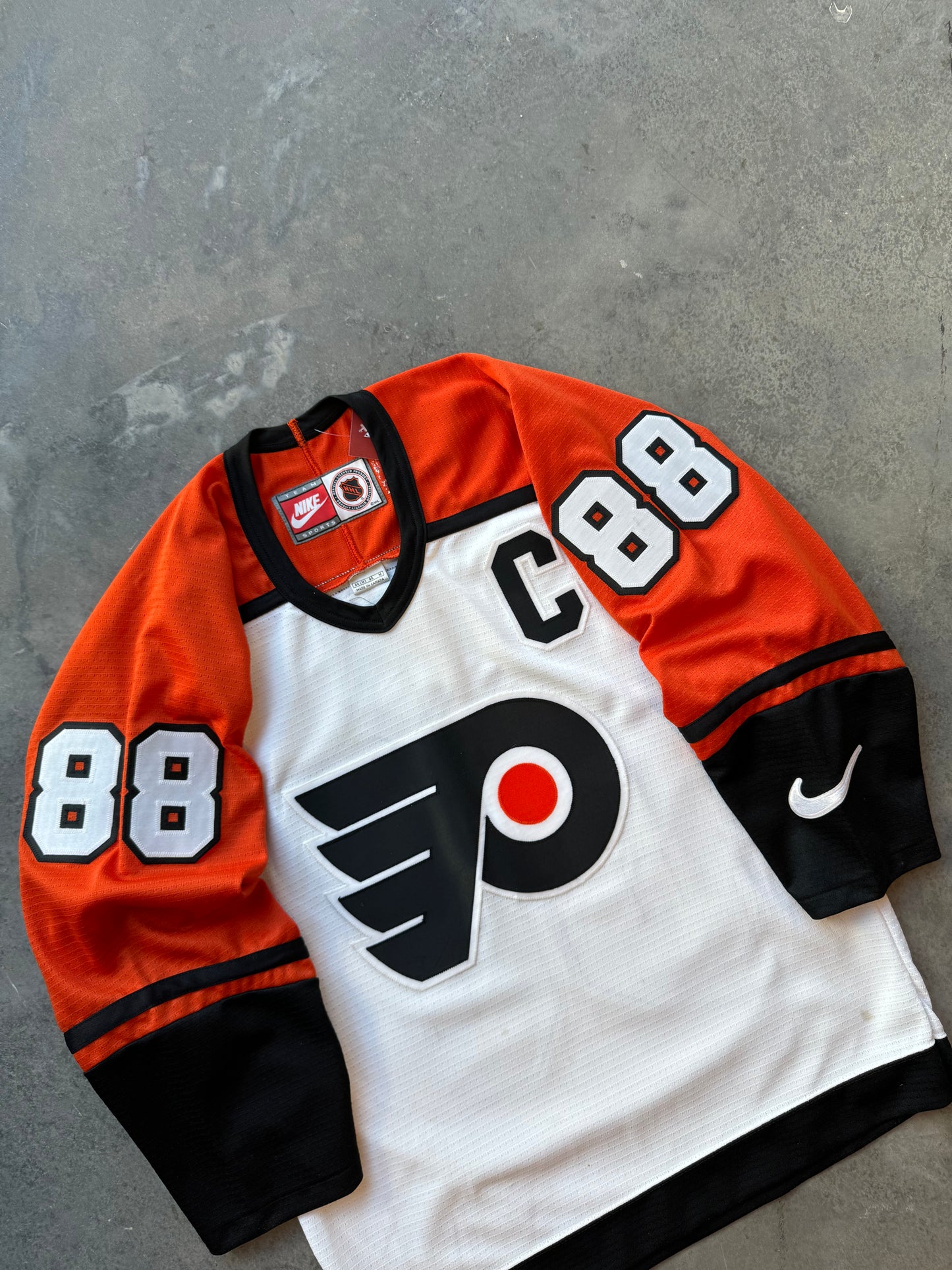 90’s Philadelphia Flyers Eric Lindros Vintage Nike NHL Fully Embroidered Hockey Authentic Jersey (Medium)