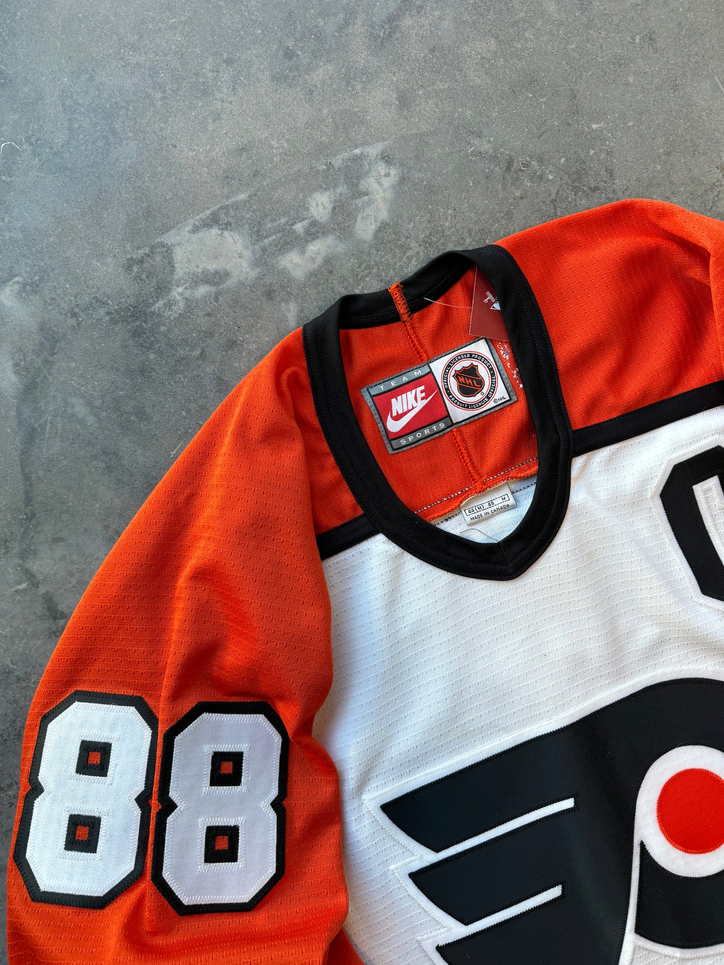 90’s Philadelphia Flyers Eric Lindros Vintage Nike NHL Fully Embroidered Hockey Authentic Jersey (Medium)