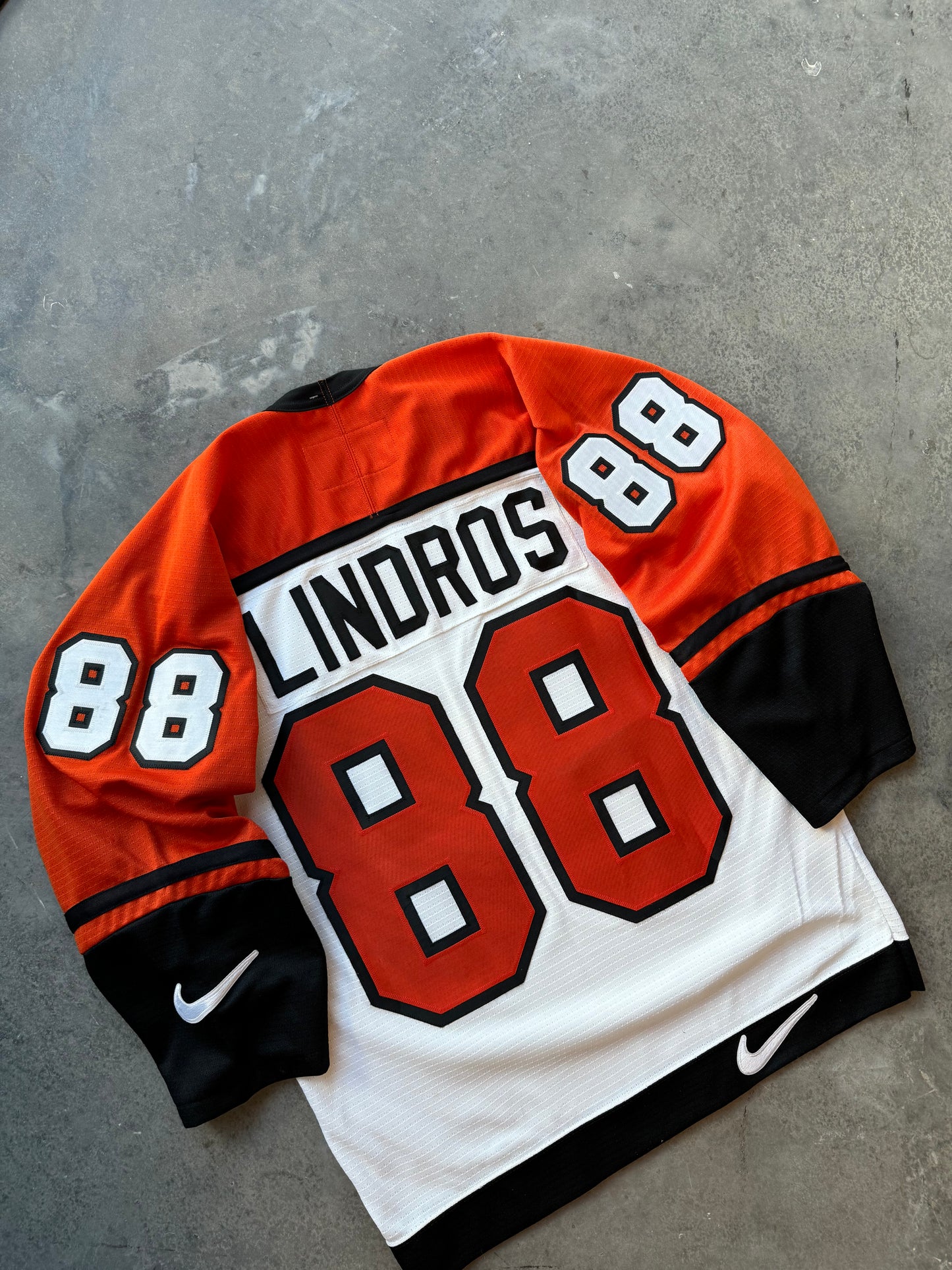 90’s Philadelphia Flyers Eric Lindros Vintage Nike NHL Fully Embroidered Hockey Authentic Jersey (Medium)