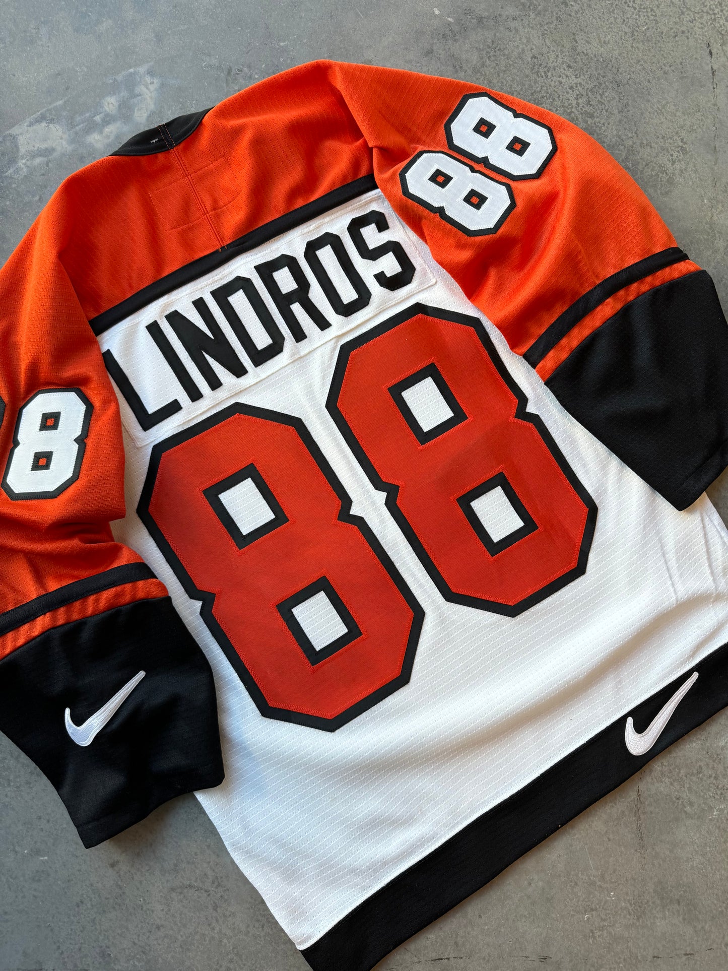 90’s Philadelphia Flyers Eric Lindros Vintage Nike NHL Fully Embroidered Hockey Authentic Jersey (Medium)