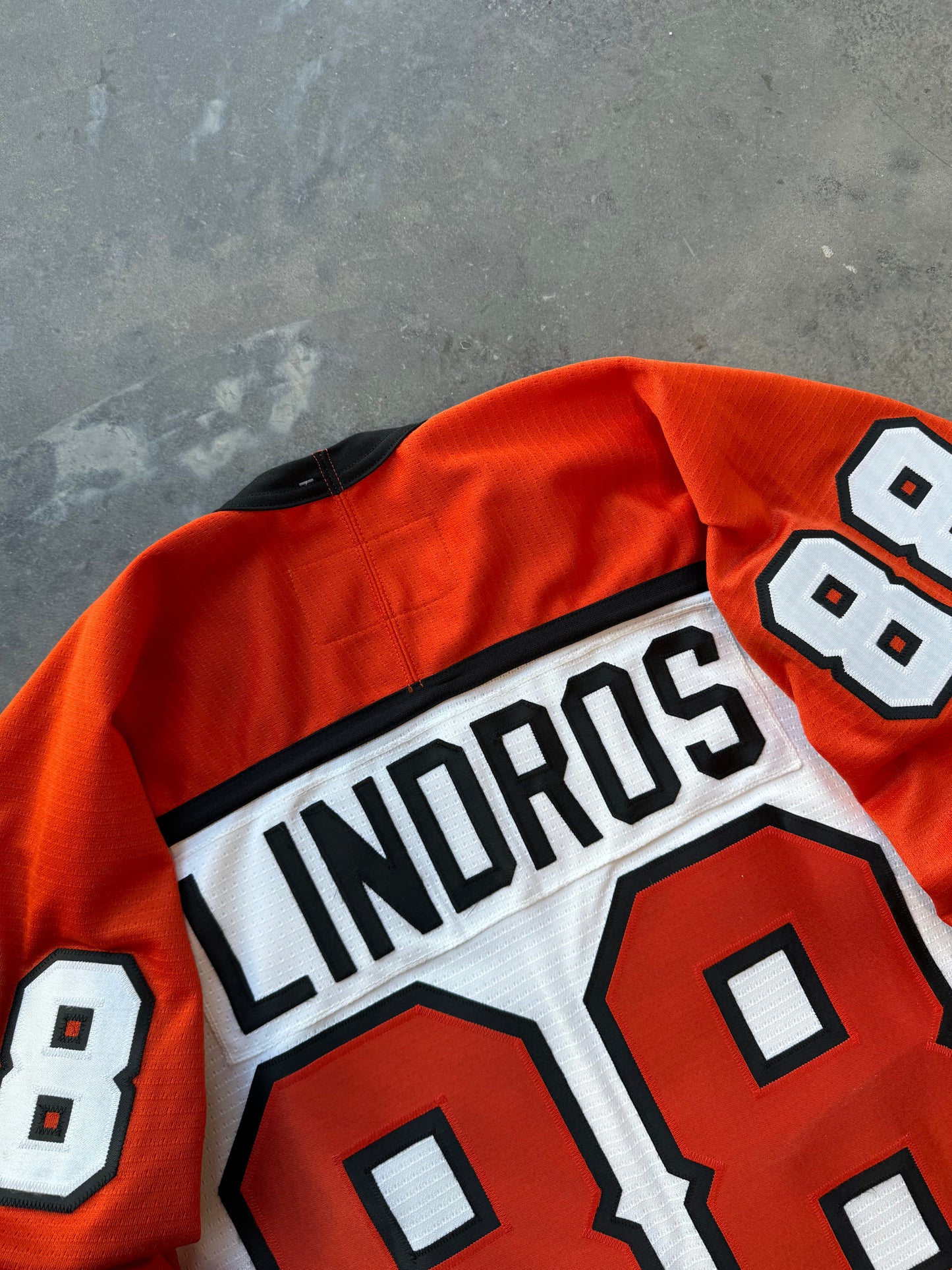 90’s Philadelphia Flyers Eric Lindros Vintage Nike NHL Fully Embroidered Hockey Authentic Jersey (Medium)