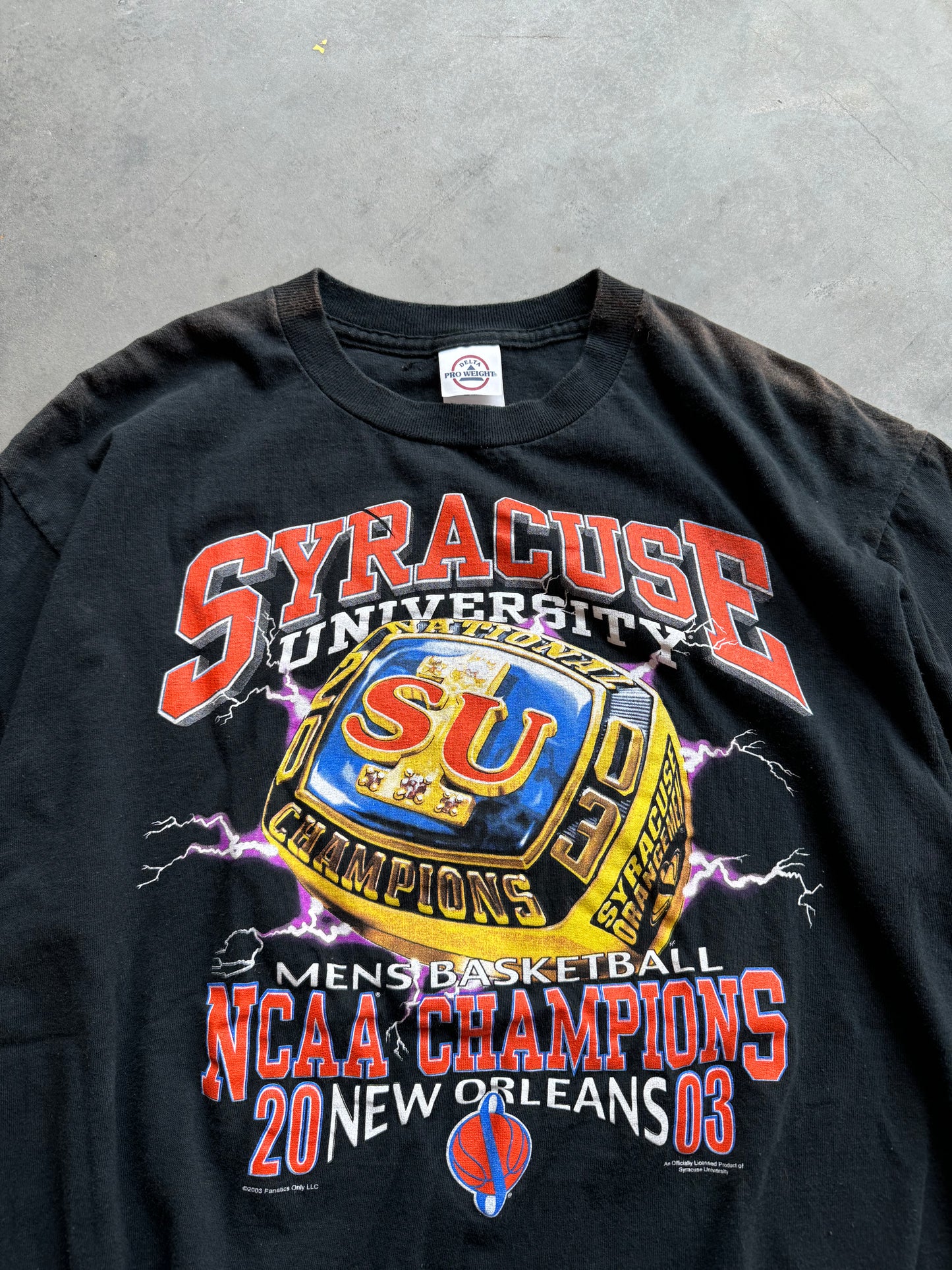 2003 Syracuse Orangemen NCAA College Basketball National Champions Lightning Print Tee (Medium)