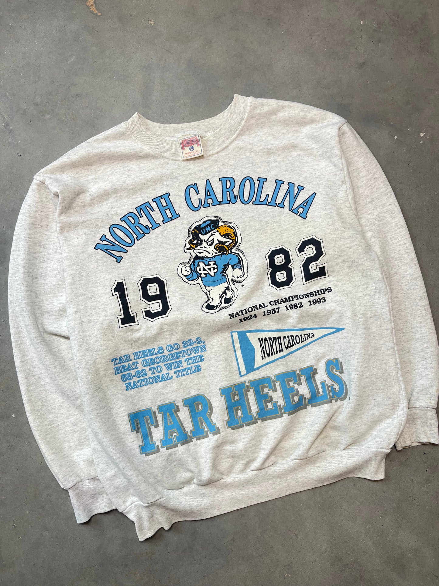 90’s UNC Tarheels 1982 National Champions Blue Heaven Vintage College Basketball Crewneck (Large)