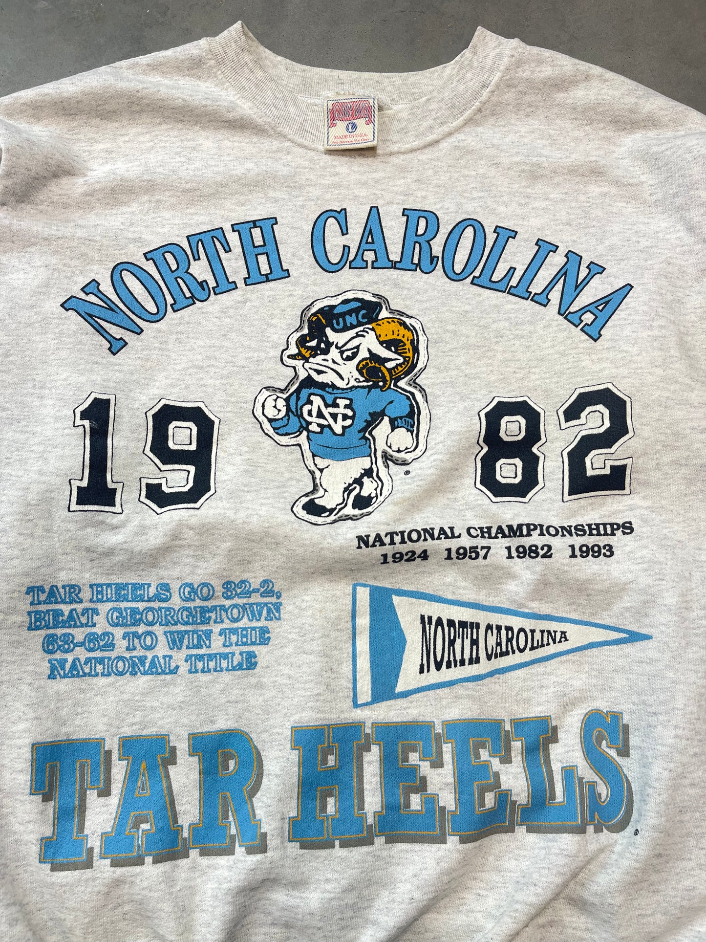 90’s UNC Tarheels 1982 National Champions Blue Heaven Vintage College Basketball Crewneck (Large)